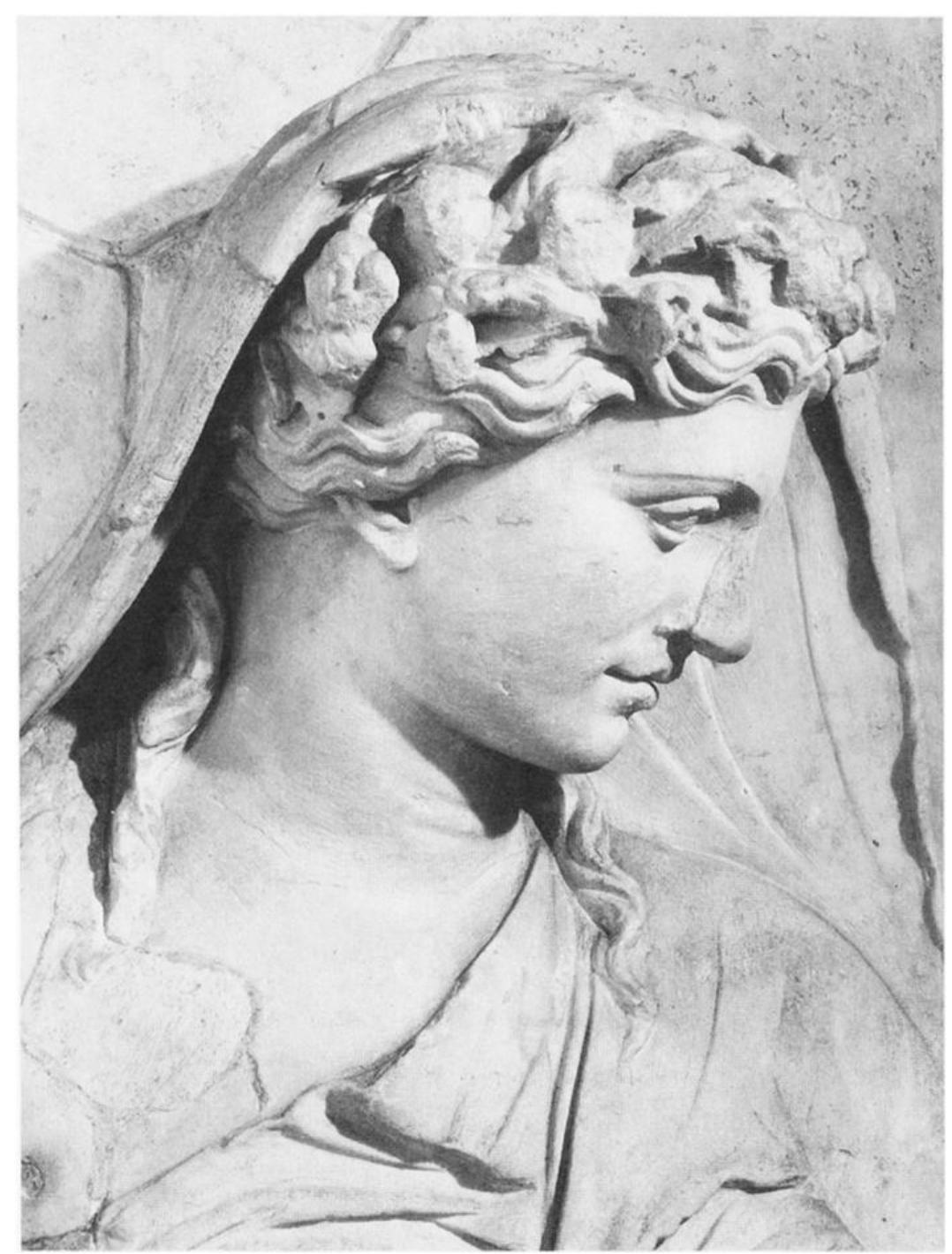 Fig. 2. Head of central figure with corona spicea. Detail of relief panel in fig. 1. (Courtesy Deutsches Archaologisches Institut, Rome, neg. 86.1455) 