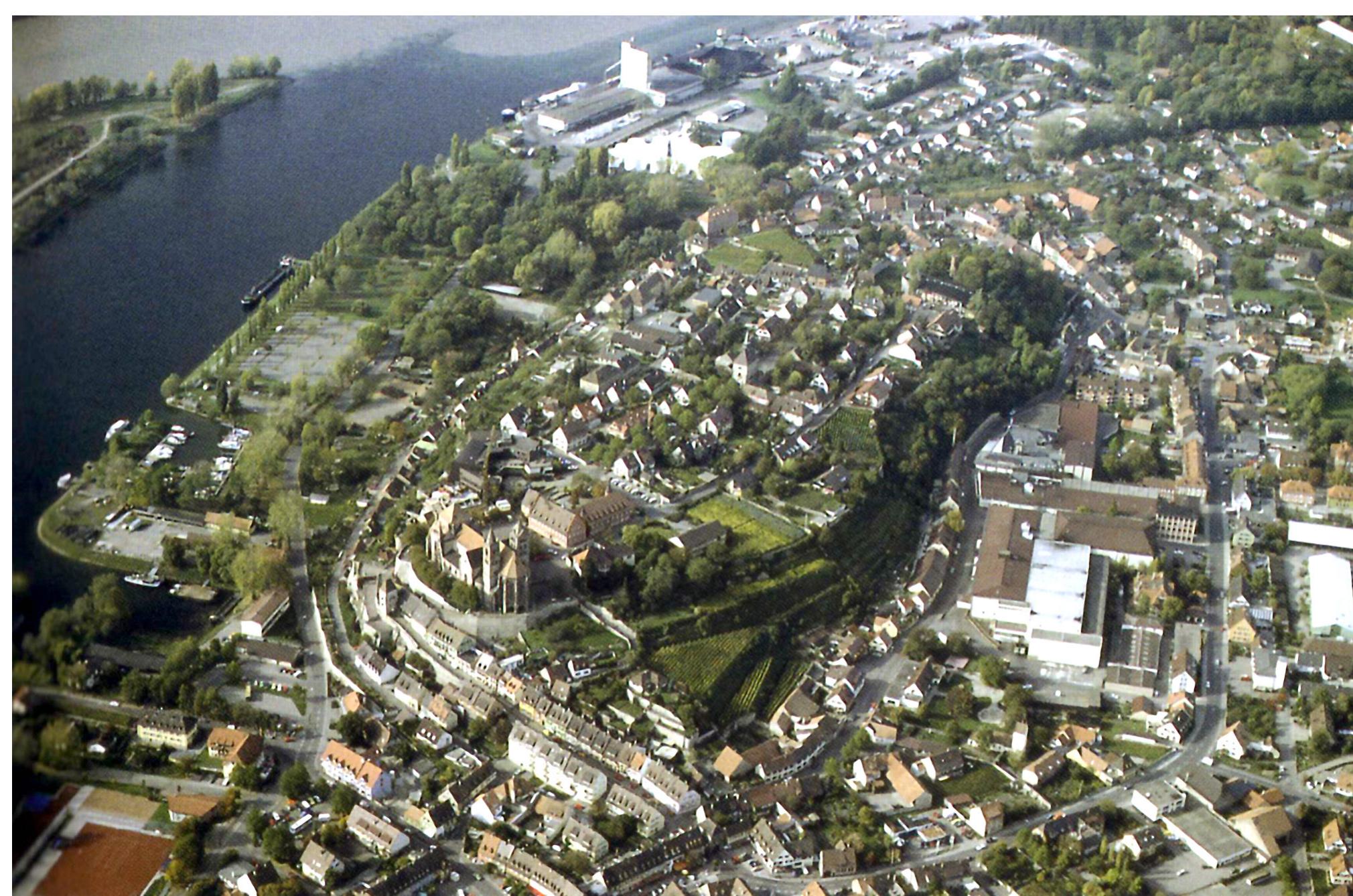 Figure 5. View from the north to the south over the Breisacher Miinsterberg; in the west the Rhine. (Photo: Landesamt fiir Denkmalpflege im RP Stuttgart, O. Braasch) 
