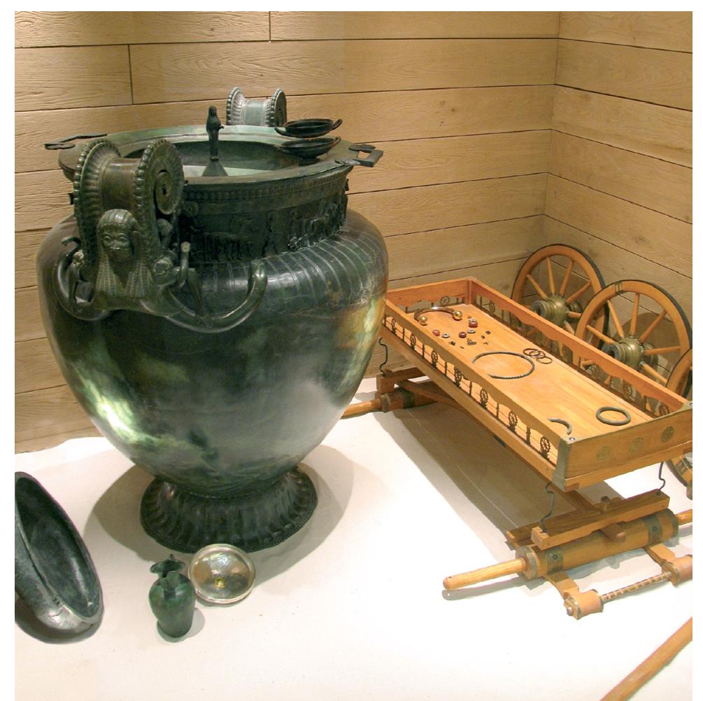 Figure 10. Look into the Ha D3 burial chamber of the ‘Princess’ of Vix reconstructed in the Musée du Pays Chatillonnais / Trésor de Vix (Musée du Pays chatillonnais - Trésor de Vix/in: Vix (Céte-@Or), une résidence princiére au temps de la splendeur dAthénes. Archéologie an Bourgogne 24 (2011). Dijon DRAC Bourgogne - Service) 