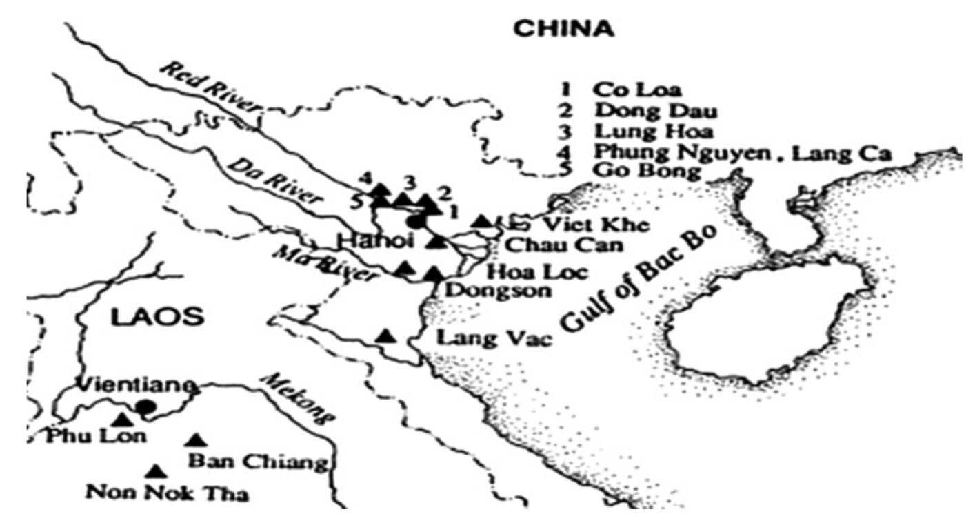 The Dong Son region (excerpt from Calo 2008:209).  Py SERENE RFR NER EO RETES SON ERATE SHON itage RENEE ONE A NR ore PA een A MAM es Ree MM ee OSE at rey te eae Nae coe ah ae ieee ERNE Te AME TNE Me Qe eee, Tyee  \fter considering the applications and potential pitfalls of linguistic, historical, and archaeological dati ets, one can make some assumptions, or at least posit hypotheses, about the sociocultural circumstance: »f Sinitic-Vietic sociolinguistic contact in the first millennium BCE. When the short-lived Qin (221-206 3CE) and subsequent Han Dynasty (206 BCE-220 CE) expanded into modern-day northern Vietnam yeoples of the Bronze Age Dong Son (Chinese 5& LL] Dongsan) Culture (circa 500 BCE to 200 CE) had ong history of employing metallurgy, developed agrarian practices, and evolved a sociopolitical systen  »f a complexity to have built and managed the Cé Loa site (cf. O’Harrow 1978, Reinecke 2009:29-31, Kin tal. 2010:1012, Higham 2014:210—211). In the mid-first millennium BCE, the Dong Son culture was cen ered in northern Vietnam in the Red River Delta region, or Bac BO (Chinese 1[# beibu) region, a: llustrated in Map 1, with C6 Loa as an emerging urban center. Déng Son Culture is generally considere¢ 