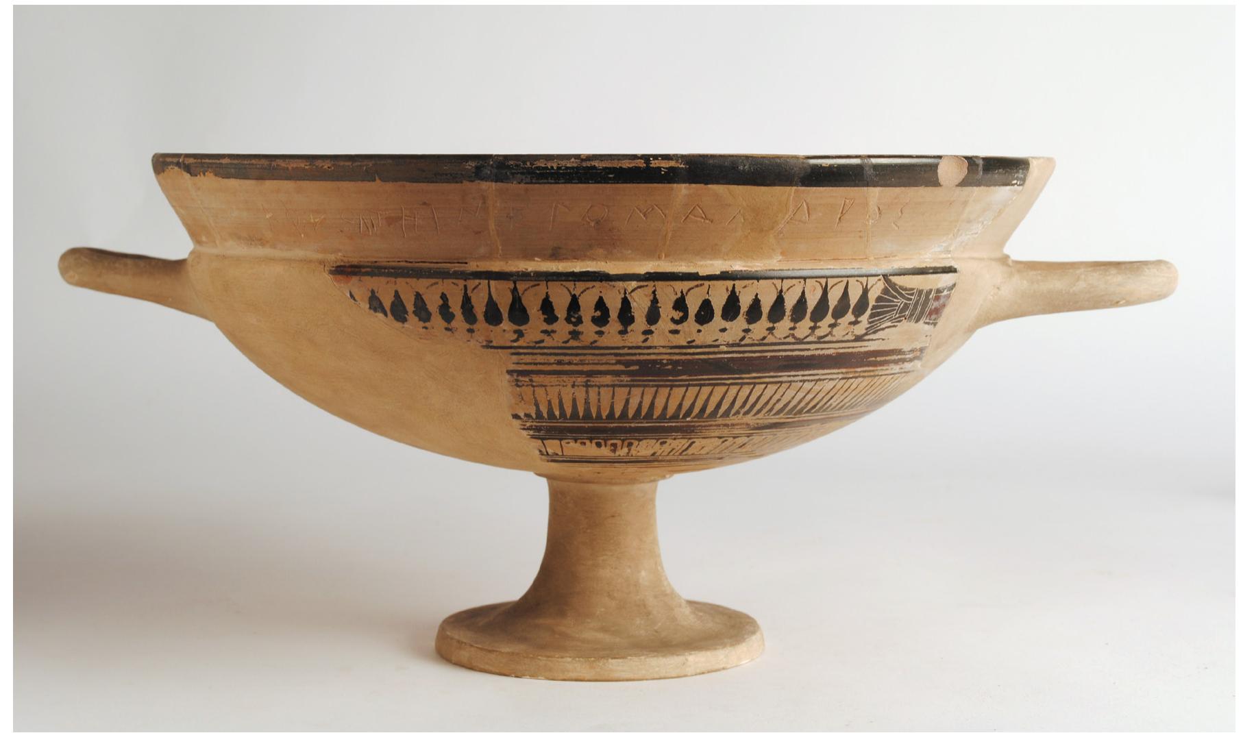 Fig. 9: Votive dedication to Aphrodite by Neilomandros on a Laconian black-figure pottery kylix by the Naukratis Painter, from the sanctuary of Aphrodite at Naukratis, ¢« 570-560 BC. Ashmolean Museum, Oxford, AN1896-  1908-G.133.1 (AN1888.1325). © Ashmolean Museum, University of Oxford. Photography by British Museum staff. 