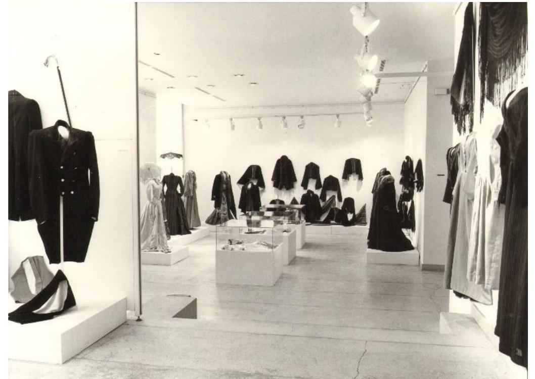 Figure 1: View of the exhibition Urban Dress in Serbia in the 19th and the early 20th Century, 1980. Photo: Radomir Zivkovié /© Museum of Applied Art, Belgrade  The first and the only extensive museum exhibition in Serbia covering this period was held in 1980 at the Museum of Applied Art (MAA) in Belgrade. The exhibition entitled Urban Dress in Serbia in the 19" and the early 20" Century showcased around 470 items from 15 Serbian museums. Together with the accompanying catalog, it has remained a reference point for further study of the fashion history of Serbia (Maskareli 2017b: 26). 