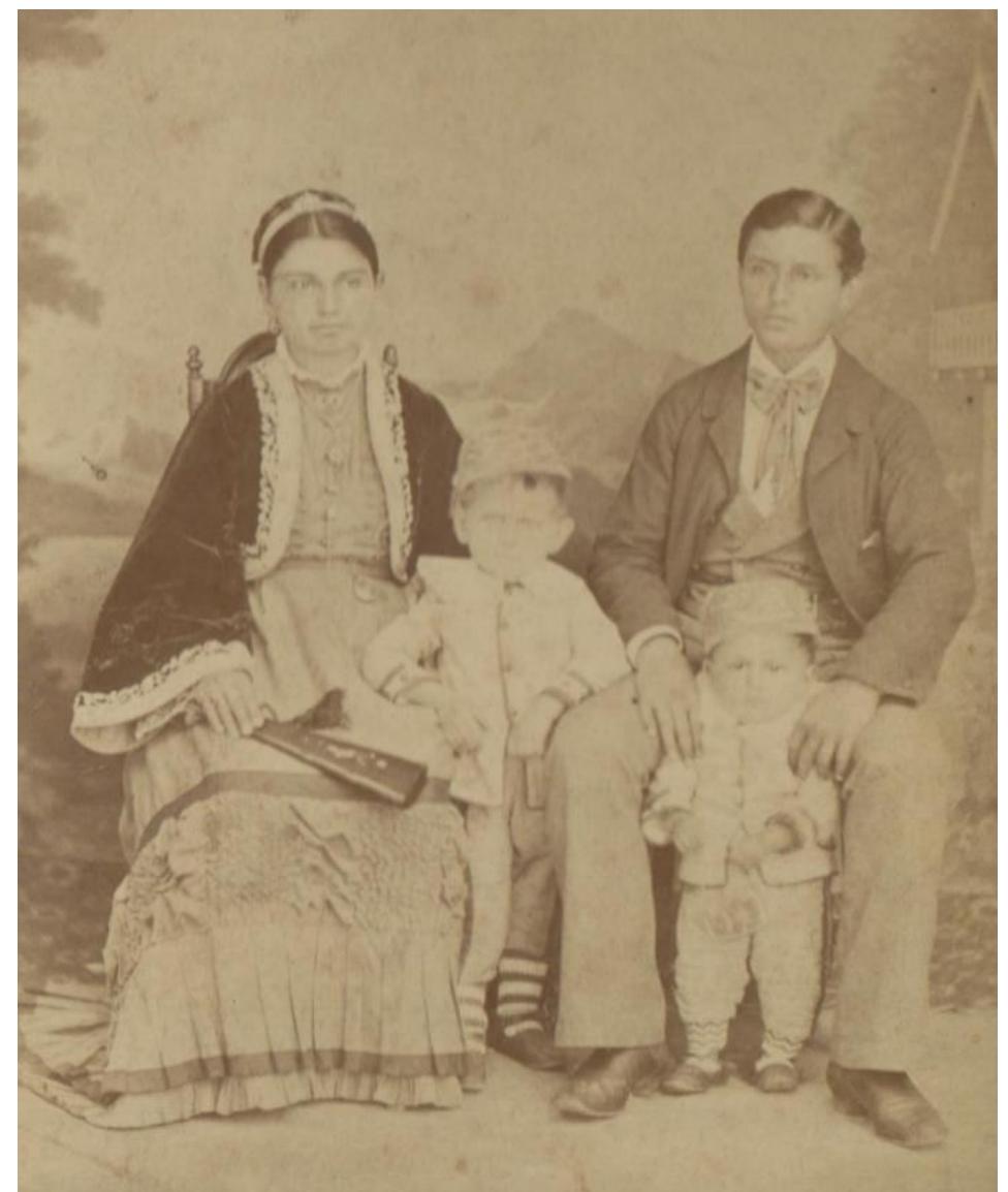 Figure 4: Portrait of a couple with children, photographed by Petar Dj. Jovanovic in Negotin ca. 1890. Photo: © Museum of Applied Art, Belgrade. 