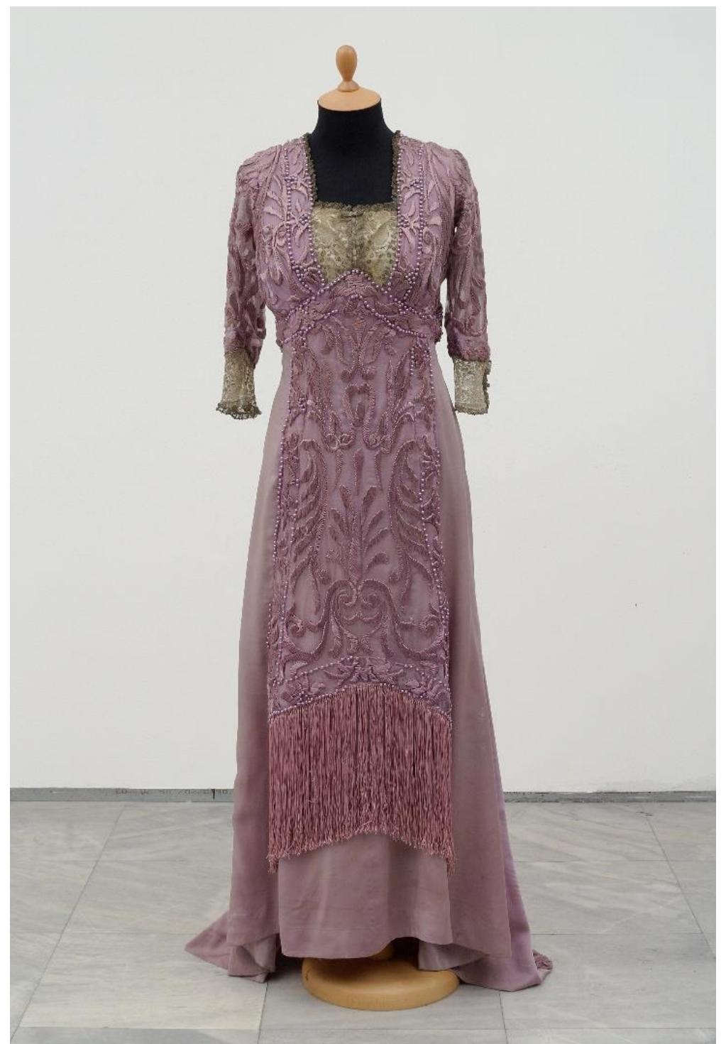 Figure 7: Evening dress by Redfern, Paris, 1909. Photo: Veselin Milunovié / © Museum of Applied Art, Belgrade. 