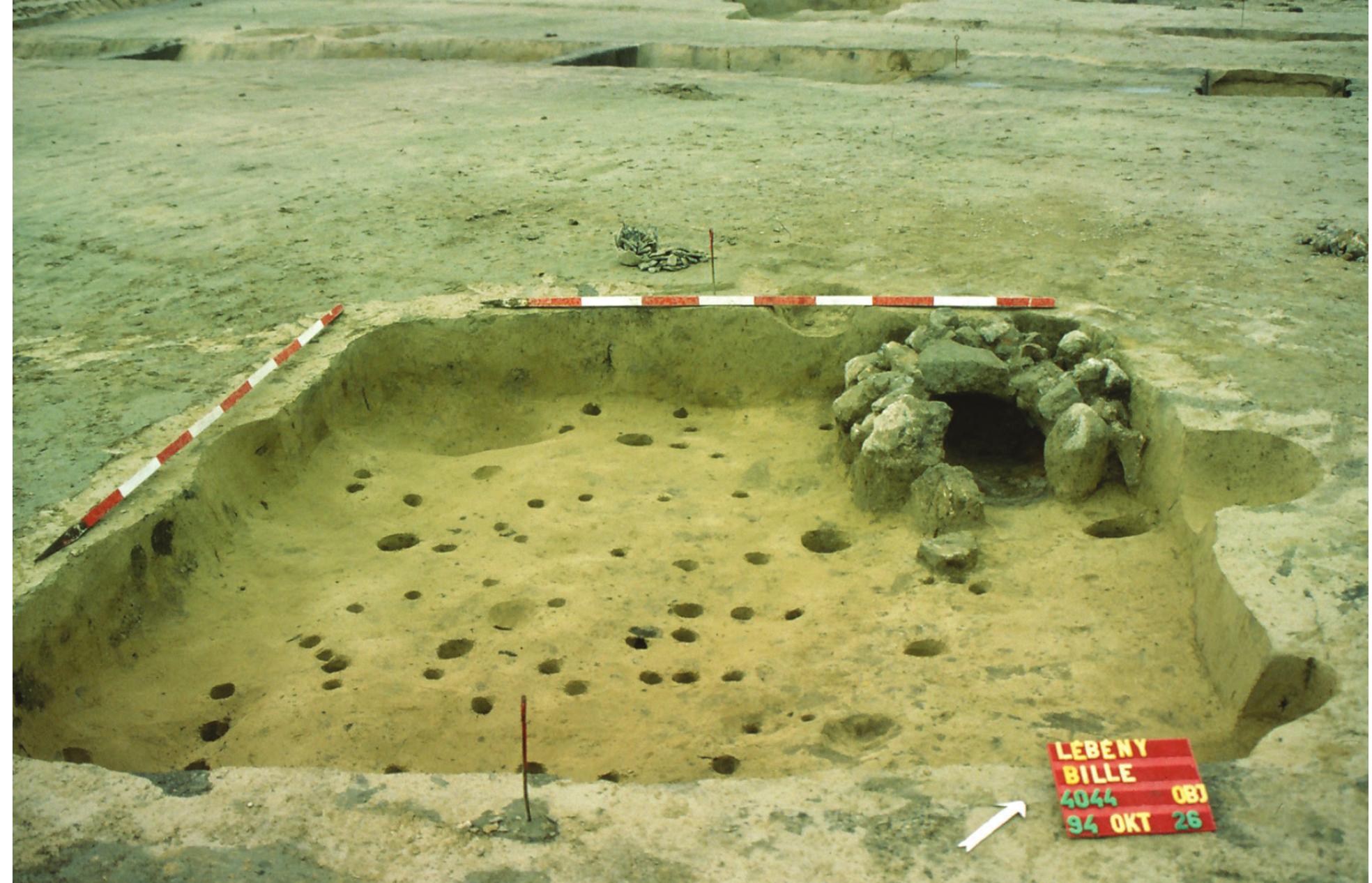 Fig. 4. Archaeological remains of a Grubenhaus-type house: Lébény - Bille-domb, feature Nr. 4044 (Photo: Miklos Takacs) 