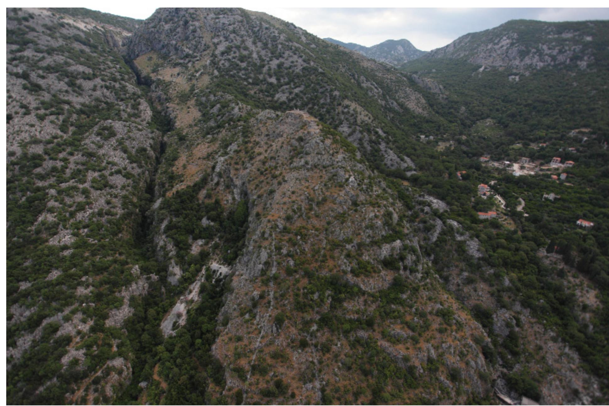 Fig. 4. “Parallel walls” flanking ceremonial way on the slope of the hill in Risan (photo M. Pisz). 