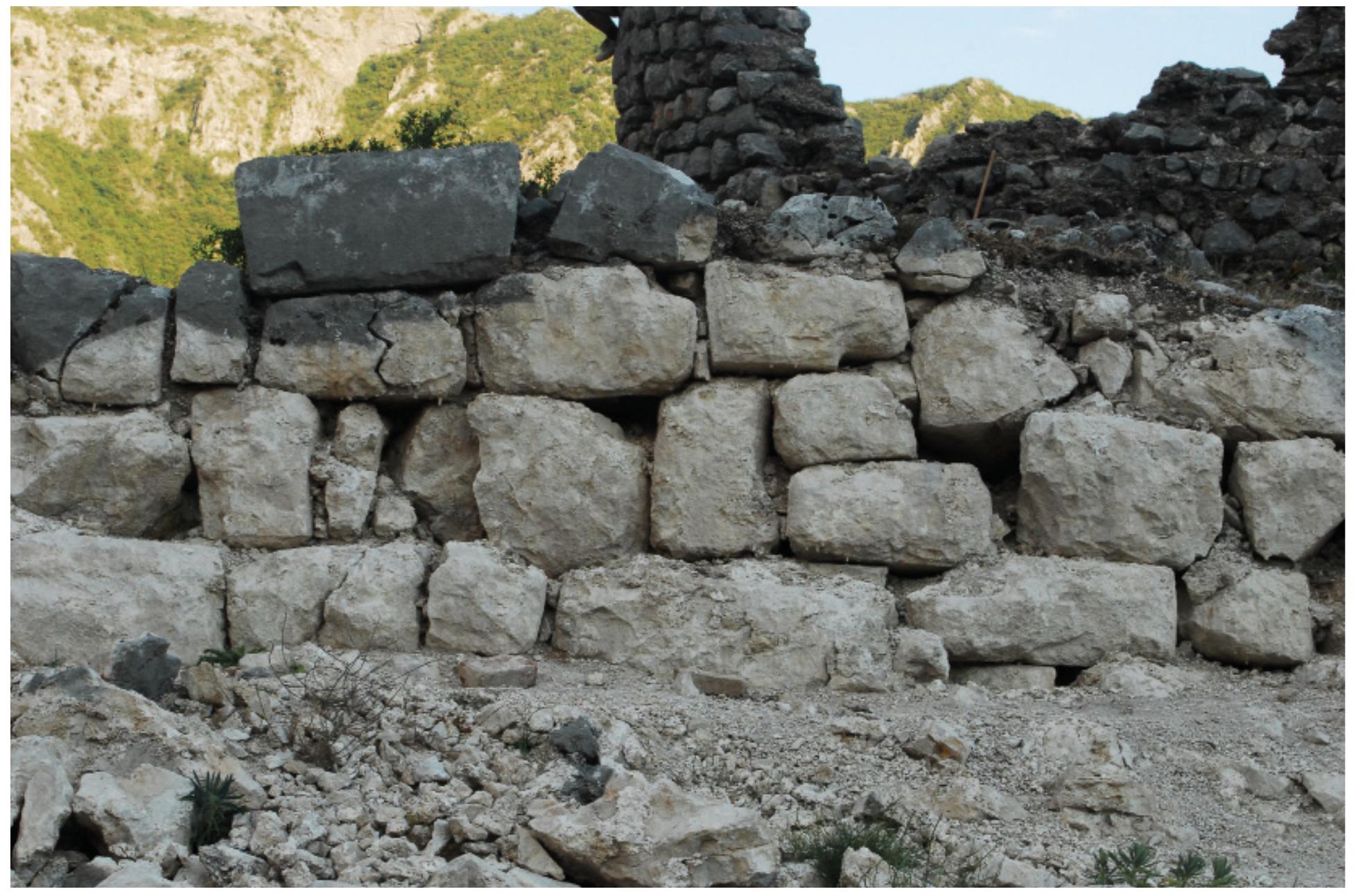 Fig. 5. Cyclopean wall on the top of the hill (photo J. Reclaw). 