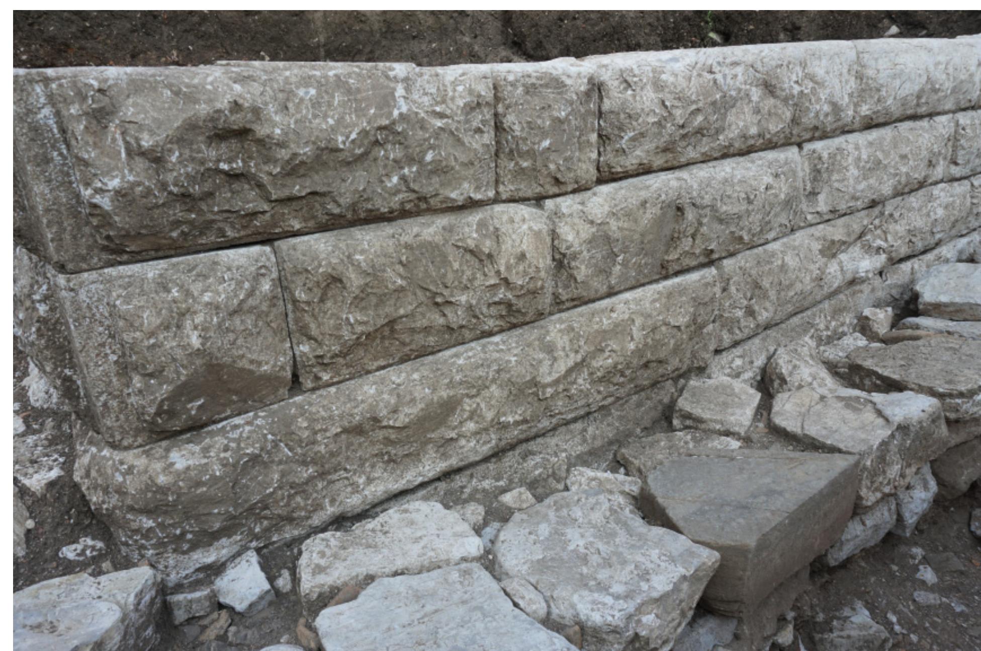 Fig. 7. Wall of the main building of palace complex in Rhizon (photo P. Dyczek). 