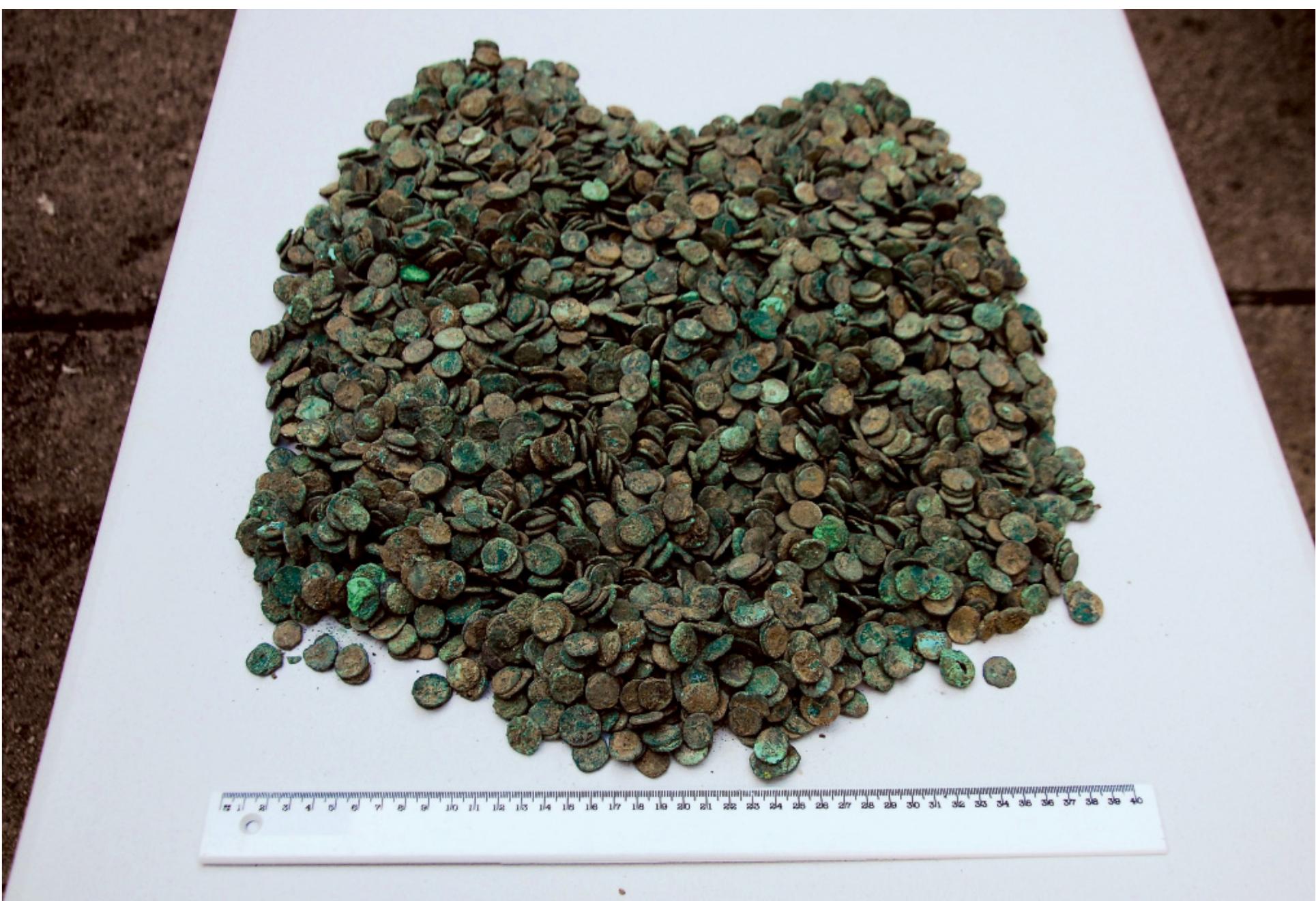 Fig. 10. The so-called “great hoard” of coins from Rhizon (photo J. Rectaw). 