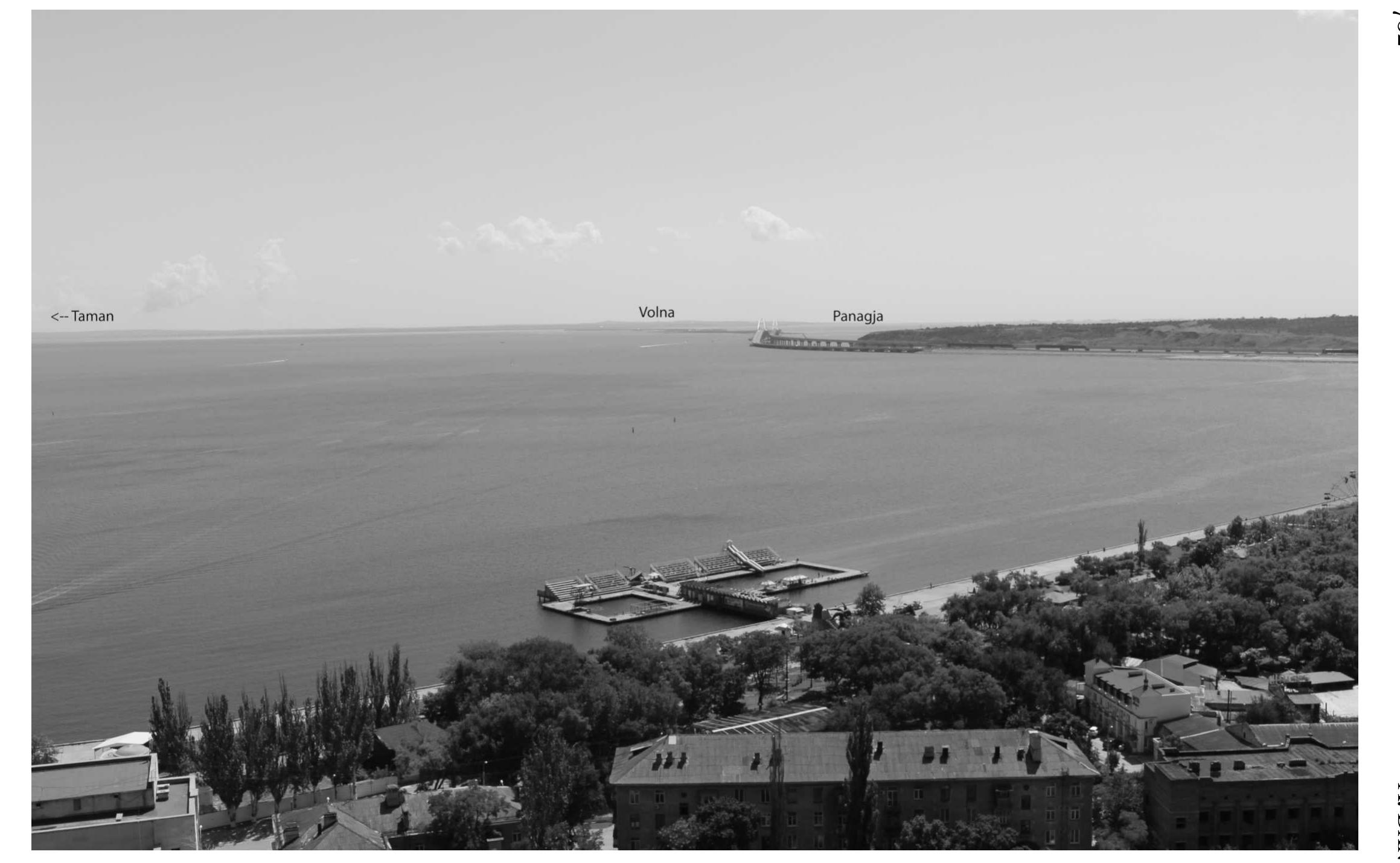 Fig. ll. View from Kerch to the east, over the main channel, towards Volna and Cape Panagja/Korokondameé (© D. Zhuravlev) 