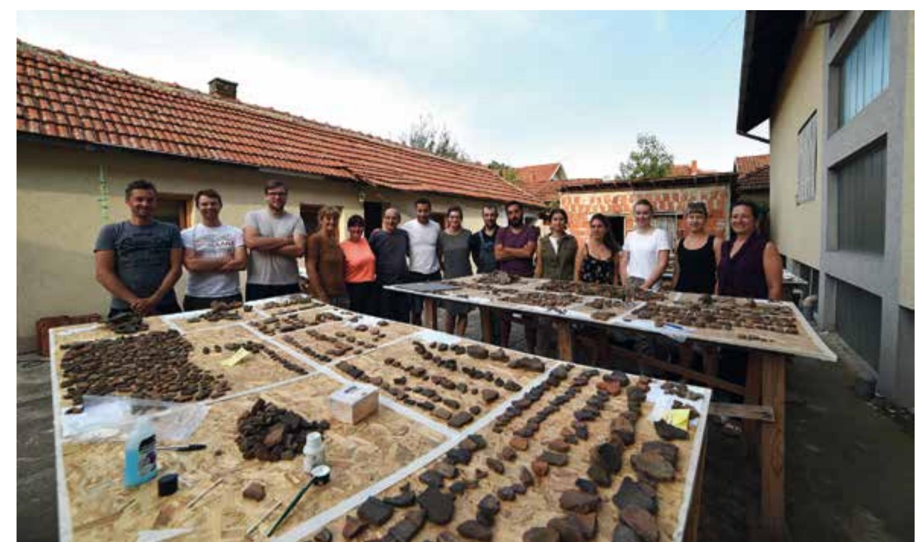 Fig. 38 The NEOTECH team in summer 2019 in the sherd yard of the excavation house in Lebane (photo: F. Ostmann/OREA) 