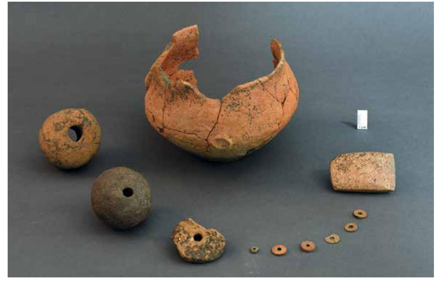 Fig. 39 Neolithic finds from the site of Svinjari¢ka Cuka/south Serbia from the excavations in 2019 (photo: F. Ostmann/OREA) 