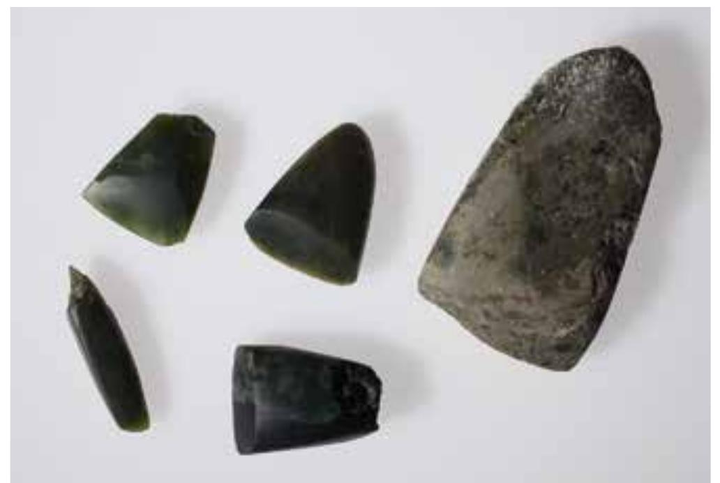 I 21s TL INOUUUITLY SLUME GALS, VWUAULIYI TLIUYUR  sults speaks in favour of a certain se- (photos: N. Gail, OA/OAW)  ection of stone raw materials for the  yroduction of stone axes, which are characterised by a high density and toughness (Fig. 41). This ollows up the dissertation of D. Wolf from 2017, where it was already established that mainly ocal or regional rock raw materials were used for the production of stone tools in the settlement. n addition, the regional raw materials were supplemented by the exotic, supra-regional procured adeite. It is suggested that the jadeite was transported through a maritime exchange network from he island of Syros to Cukurigi Héyiik over a distance of approximately 220km. The combination )f the raw material used and the type corresponding to that raw material showed that only particular tone axe types were made of jadeite. This leads to the assumption of a Neolithic specialisation in sround stone production since apparently only tools for a certain task were produced from a certain naterial. The distribution of tools and the evaluation of the find contexts revealed that the work with tone axes at Cukuri¢i Héyitik took place within the so-called activity zones, i.e. open areas between he buildings of the settlement. The adzes also seem to have been stored there. Finally, the thesis ntegrates a comparison of stone axes on a regional level, by looking at other contemporaneous sites n western Anatolia. It turned out that the typology created for Cukurici Héytik can also be applied o other published stone axes from 7*-millennium BC sites in western Anatolia, leading to the con- lusion that the whole region shares a certain understanding of shapes and their function, depicting . formal language in the production of stone axes. It seems that only slight variants of already estab- ished types exist, which generally remain the same in a wider context. This suggests that there were 10 major technological or typological changes regarding the production and use in western Anatolia, vith the variants having no particular geographical or chronological significance, since the idea of a  tone axe, an adze or a chisel stayed the same. B. Milic focused her work on lithic tools from phases CuH6 XIII to XI (Fig. 42). Above all.  