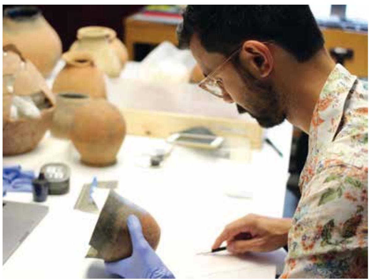 Fig. 54 A. de Souza drawing a Kerma beaker in Uppsala (© A. de Souza/OREA) 