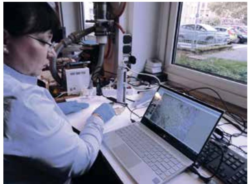 Fig. 68 Gabriela RuB-Popa during the analysis of a leather object from Chehrabad using a digital microscope (photo: S. A. Shirazi) 