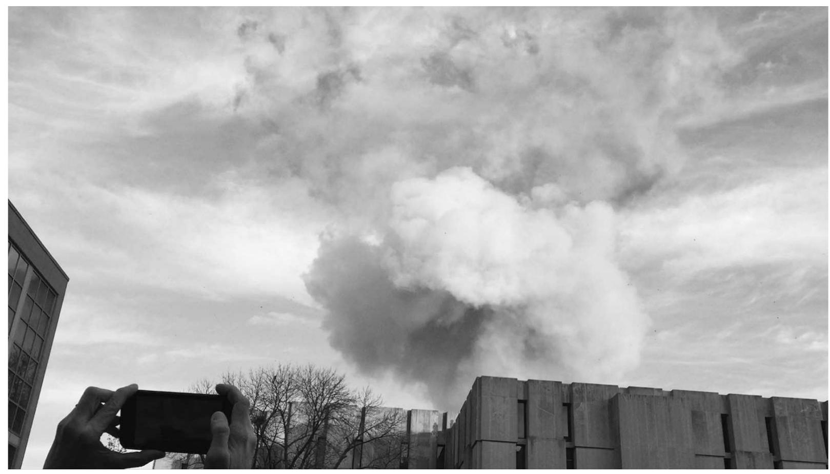 Figure 1. Cai Guo-Qiang, performance (Mushroom Cloud) to commemorate the 75th anniversary of the first self-sustained nuclear chain reaction at the University of Chicago, December 2, 2017. Photograph by Andrei Pop. 