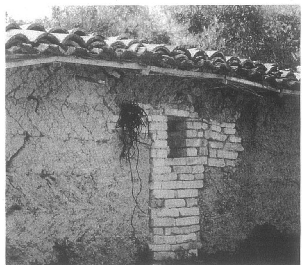 costruito della regione. Saranno comunque presi in consi- derazione anche alcuni edifici medievali, soprattutto per aspetti costruttivi come le murature, escludendo gli aspetti plastici e decorativi che rivestono carattere di eccezionalita. Ma il problema fondamentale consiste soprattutto nella srande quantita di rimaneggiamenti, modifiche, restauri in- congrui che rendono spesso illeggibili gli edifici del passato, senza contare le innumerevoli devastazioni e distruzioni che il territorio ha subito. Cid fa si che intere aree, soprattutto lungo la costa e nel sud della regione siano difficilmente analizzabili. 