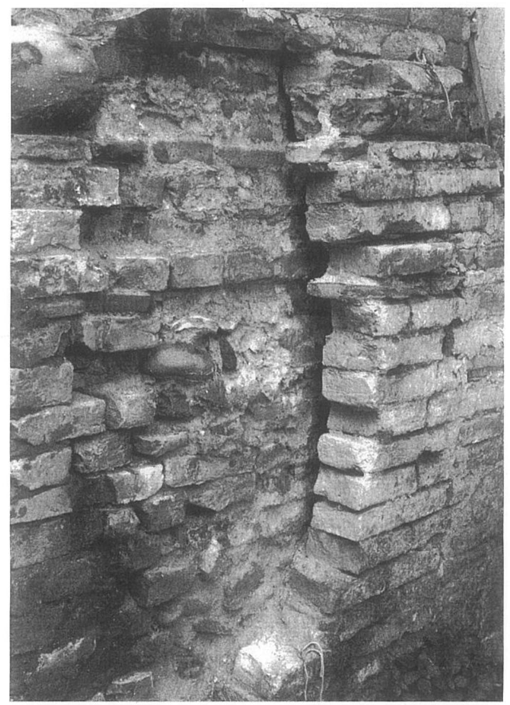 contributi di Damiano Venanzio Fucinese, che ha pubblicato integralmente documenti importanti sulla collegiata di Castel di Sangro, impresa di un ¢erto rilievo della fine del Sei- cento’®, e di Simonetta Ciranna che ha recentemente preso in esame la questione della cupola di S. Bernardino all’ A- quila'’, opera di primaria importanza nella regione; altri studi innovativi sono quelli infine, per il Molise, condotti da Mau- rizio Pece a Campobasso". 