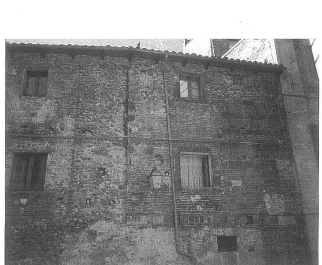 tesca di palazzo Castiglione i mattoni, della facciata soprat- tutto, ripetono le dimensioni dei palazzi coevi,-toccando perd una punta massima che arriva addirittura a 32x13x7 cm, con modulo 5 corrispondente a 33 cm. Un modulo in- vece decisamente piti basso @ rinvenibile a paldzzo Casti- glione de Leone, dove scende addirittura a 24 cm, con di- mensioni massime che non superano i 26,5x12,5x4,5, con- correndo alla definizione di un magistero murario raffinato, con giunti inferiori al mezzo centimetro. Il mattone dimen- sionato sul palmo napoletano (26,4x11,5x5) trova a Penne la sua affermazione nella porta S. Francesco del 1780, nel con- testo di una cortina con elementi tutti uguali, levigati e con giunti compresi tra 0,5 e 0,8 cm”. 