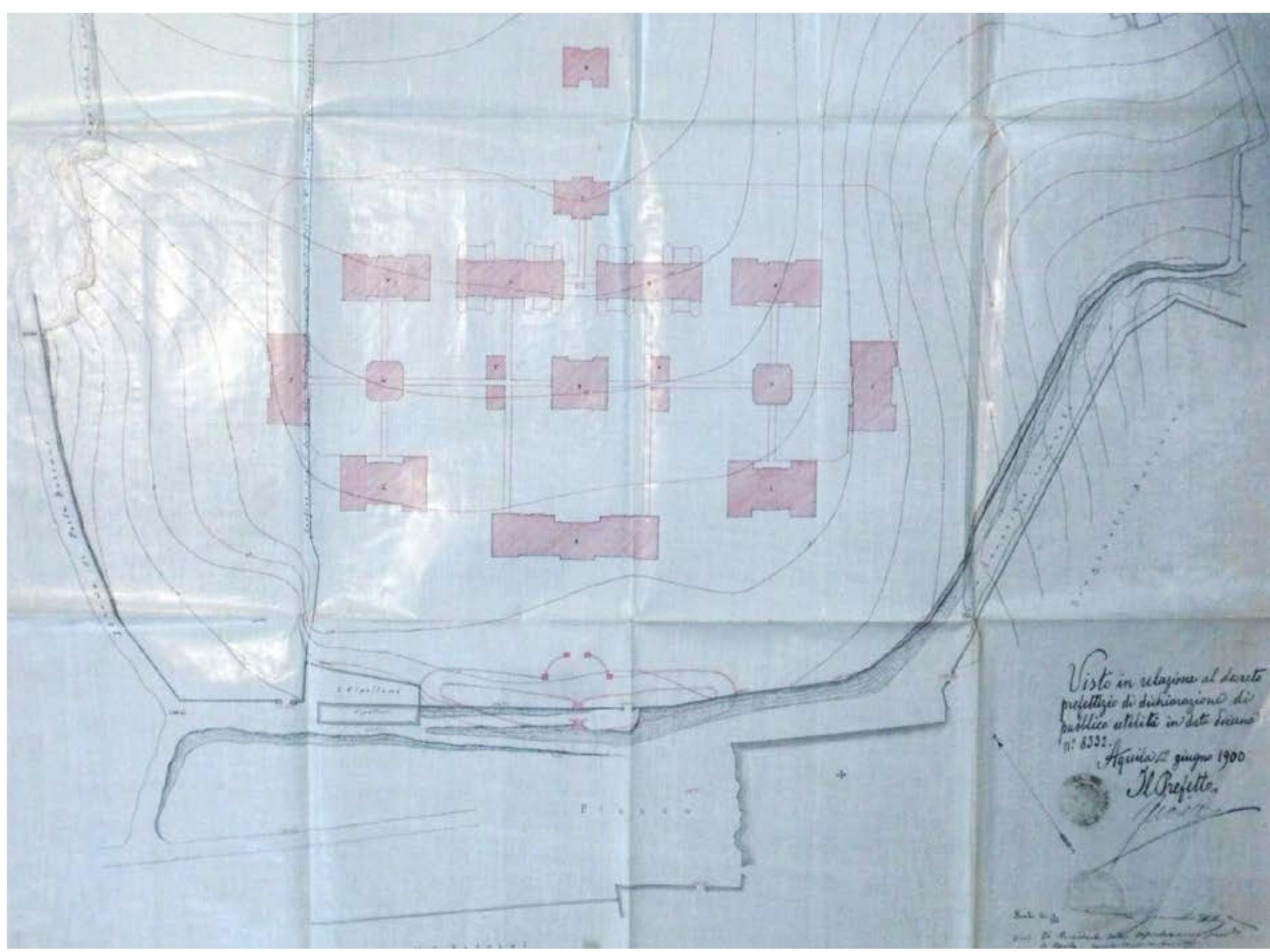 schema simmetrico e sull’usuale divisione per sessi*. Il costo complessivo di questa seconda soluzione, necessariamente piu alto della precedente, é stimato pari a 420.000 lire’. Proprio per questo motivo, nonostante le approvazioni conseguite, il progetto Ginocchietti non viene adottato®. Nell’Adunanza del 10 dicembre 1902 il Presidente Mariano lacobucci critica tale soluzione e ne presenta nel contempo un'‘alternativa. Proponendo di ridurre sensibilmente il numero dei fabbricati da realizzarsi non piu sui fondi Cito e Castelli ma sui terreni di proprieta di Luigi Marinangeli (erede Petrini), egli ottiene cosi dal Consiglio Provinciale il mandato a far redigere un nuovo progetto su quest'ultimo sito.  L’Ingegnere Capo dell’Ufficio Tecnico Provinciale Guido Rimini, attenendosi alle richieste del Consiglio provinciale, concepisce quindi un complesso a schema simmetrico con “padiglioni isolati” orivi di gallerie 0 logaiati di comunicazione. suddiviso in due  aie’ ‘alee Ing. Ginocchietti, progetto di mas-  sima per un Manicomio Provincia- le nella Citta di L’Aquila (1899), planimetria generale. 