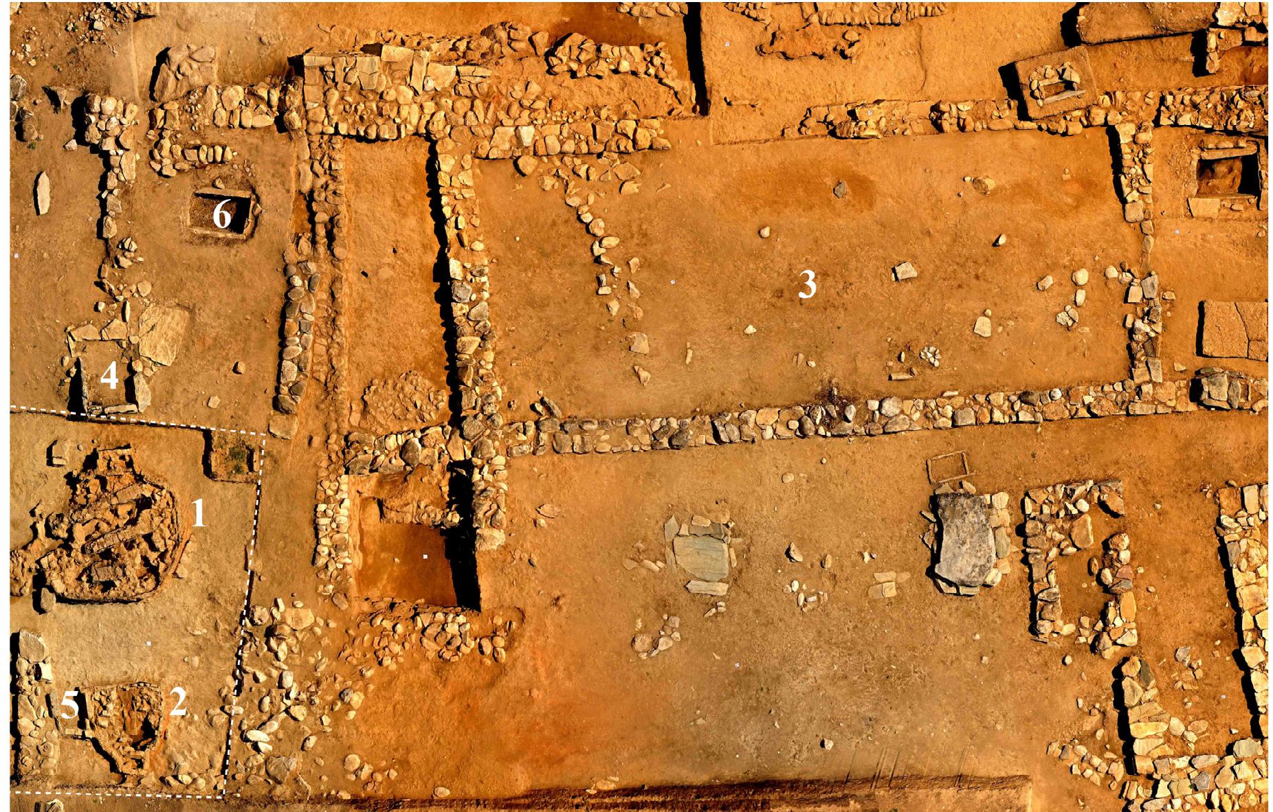 Fig. 2. General view of the kilns and the surrounding structures: Kiln 1 (1), Kiln 2 (2), the MH ‘megaron’ (3), and cist tombs of the
MH III-LH I cemetery (4-6). With dotted line is marked the trench of the kilns (Trench 008).
