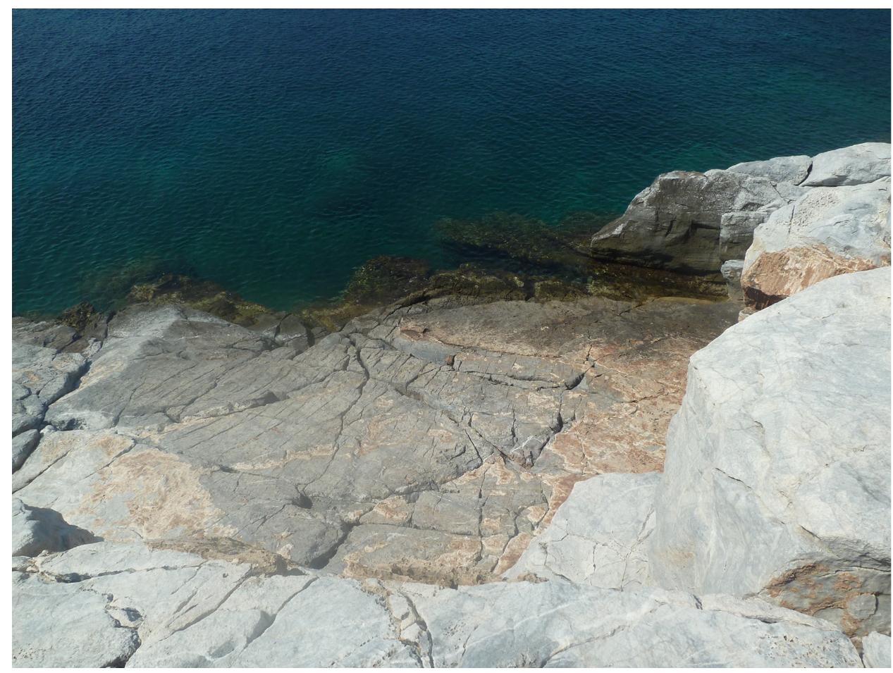 Nevertheless, a few quarries that came to light during the recent rescue excavations of the
Ephorates of Antiquities of Attica (ex B' and Kit’ E.1.K.A.) are sufficiently published by their
excavators to provide important knowledge about the exploitation of natural resources of At-
tica during antiquity. For example, the quarry excavated on Ivi Street (Corpus no. 747), on
the borderline of the Artemis and Markopoulo municipalities, constituted the major quarry of
“poros” (sandstone) for the sanctuary of Brauron. Remarkable wedge-holes and tool-marks of
the characteristic quarry-pick, which was the tool pre-eminently used by the workers, can stil
be observed. In the past decade, another quarry of the 4" c. BC was excavated in the same
area, on Brauron Street,* which too preserved important quarrying traces.
