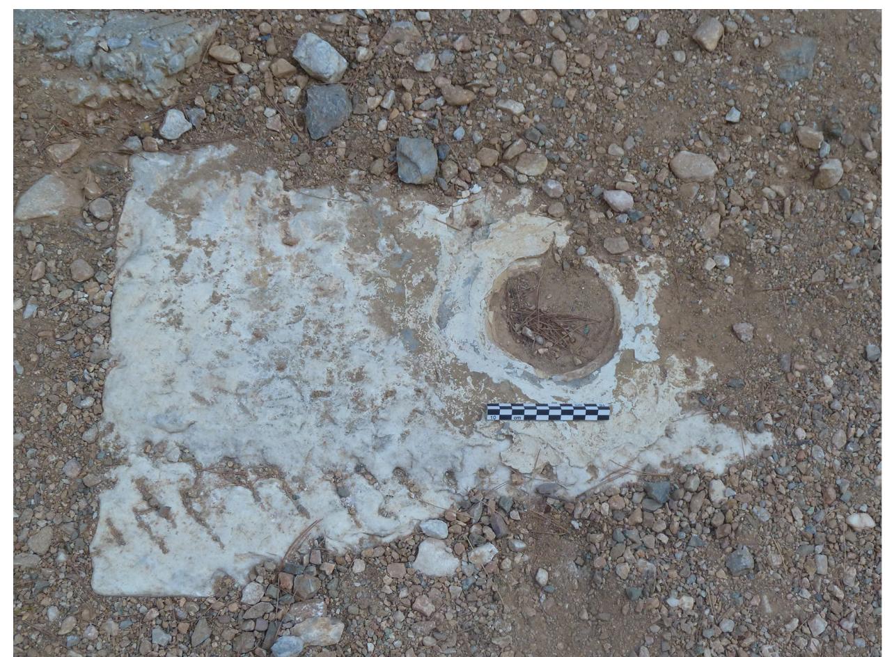 Fig. 3. Threshold half-buried in the path leading to the “Karavi” quarry.
