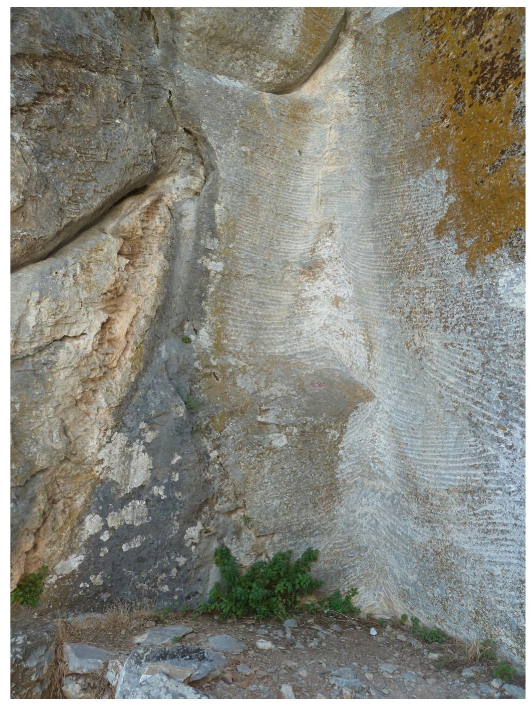 Fig. 5. Quarry faces with fish-bone quarrying pattern (a festoni technique)
in the “Karavi” quarry.
