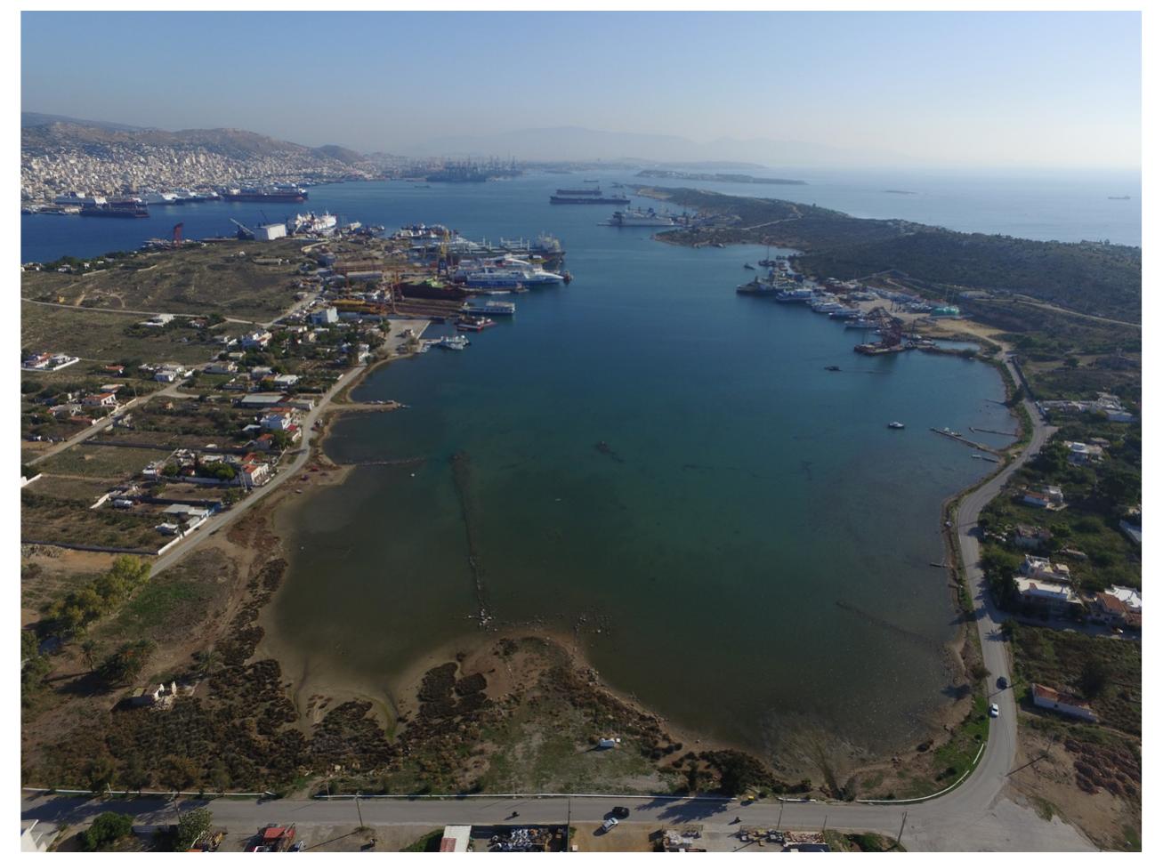 Fig. 1. Bay of Ambelaki. On the right the peninsula of Kynosoura, on the left the peninsula of
Pounta, in the background Athens (Photo by M. Dourakis)
 THE MAGOULA HILL IN THE 19TH AND THE BEGINNING OF THE 20TH CEN-
TURIES
