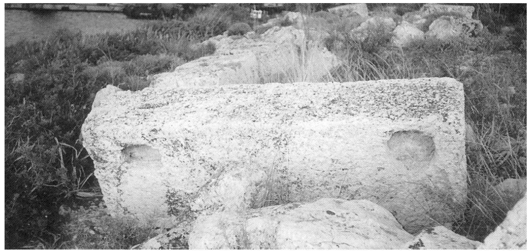 Fig. 6. Stone blocks from a funerary peribolos (Veltanisian 2002, 31)
