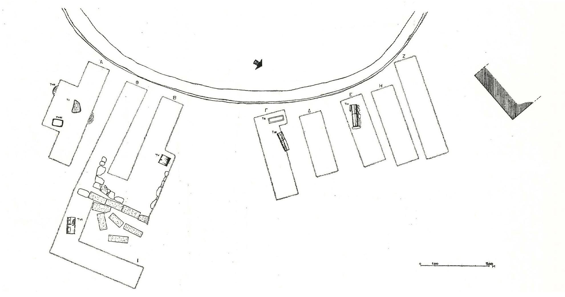 Fig. 7. Topographic plan of the east side of the Magoula hill (Tsirivakos 1967, fig. 10)
 stone and poros limestone, built cist graves, shaft graves, while there were some pot burials
too. From the first excavation by Tsirivakos, among the reported funerary offerings are in-
cluded small aryballoid lekythoi (some red-figured ones, too), black-glazed skyphoi and a clay
bird figurine“. Furthermore, some of the graves were enclosed by individual periboloi. Yet
another grave, measuring 2.00 x 0.85 m and oriented N-S, was excavated in 1986, to the north-
east of the tumulus.” The lining of its sides ‘was built of small stones and coated with a thick
layer of lime and sand plaster’. The grave was covered by three slabs of shelly limestone. The
bones were degraded, though the deceased had been accompanied by a bronze mirror, three
bronze rings and a silver obol dating after 390 BC.
