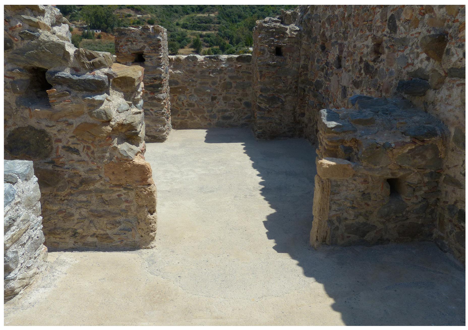 HEPOG TWV ALBWV AKGAUTITO, OTPWHEVO HE THY GKPN TOU HUOTPLOU HE OpLZovtLec KUPiWs AAAC
KAL KATAKOPUMEG I AOEEG KLVGELG (GAPSEAWTO APHOAOyNHA) (Elk. 20, 22).° OL EGWTEPLKEC
ETILPAVELEG SEV NTAV ETILXYPLOHEVEG, TIAPA HOVO OTOUG xWPOUG SINHEPEUONS. ZTOV OPOPO TOL
KTNpLOU A, TIOU AELTOUPYOUGE HAAAOV WC TETOLOG, StatnpEital ETlyPLOUA OTO HEYAAUTEPO TUNHC
TOU EOWTEPLKOU. EAAXLOTA TUnYaTa StatNnpoUvTaL otov dpowo tou Ktnplou Z (avatoAtKdc
TOLYOG). OL EOWTEPLKEG ETILPAVELEG THG SEEQuEVNS OTOV TIUPyo, KAAUTITOVTAaV aTId USPaUALKC
koviaya YE KEpaydAeupo. Apxika SdrteSa amd aoBeotokoviaya oe uTIOSoUN ato KdGEtc
ToTIoPEtnHEVOUG ALiBoUG KL ATIOTUNHATA KEpaHLdSiwy Evtortiotnkav oE Aliya onHELa, otoUC
opopous Twv Ktnpiwyv A Kal Z KAL GTO KATWPAL TNS VOTLAG BUPAs ToU vaoU.

’ 1 a ’
TA ALIALALIANGTAN VATA AAT A ATIC MUA dniiQer VATRIAAL cr:
