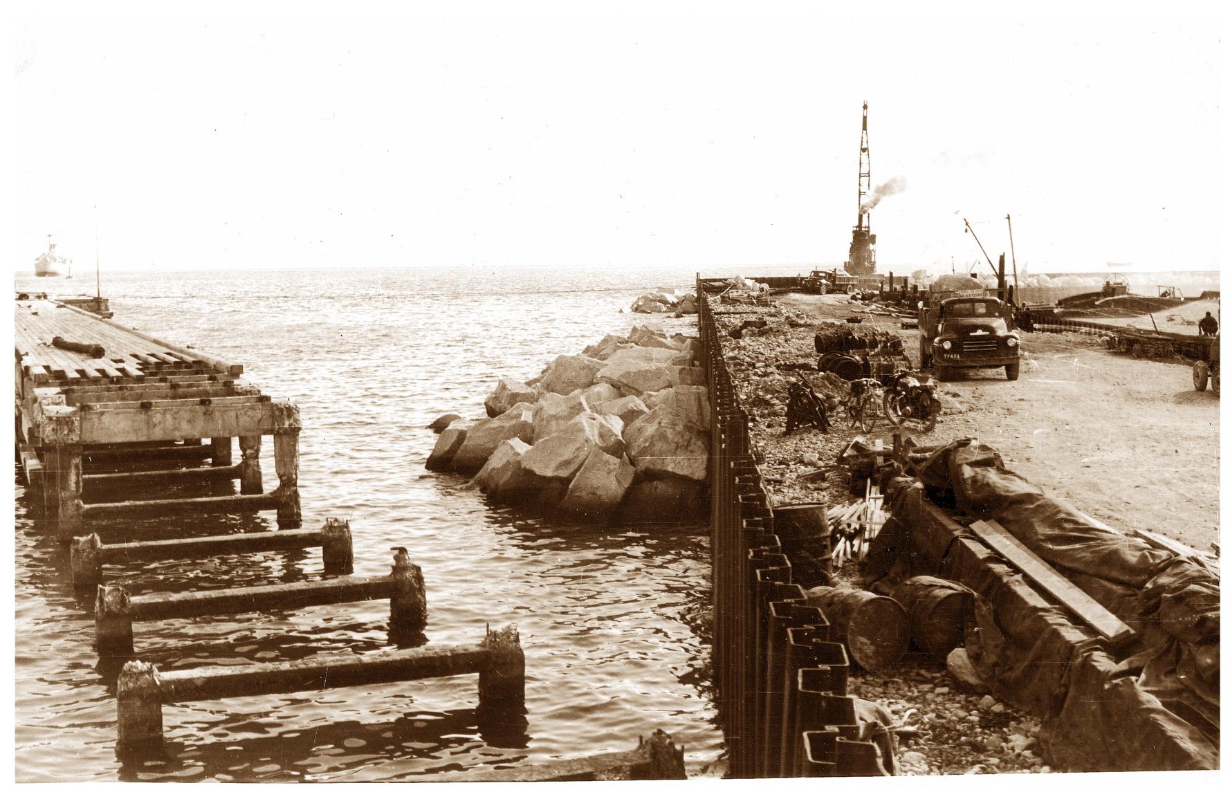 Etk. 1. Ot Epyaoles otNv avatoALKh TpOKUPAta Tou TIAALOU AtWaVLOU KATA THY TIPWTN HETATOTILON Tou kapvaytou to 1955. Anyn:
Nattiyeto AnuottKd Mouosio kat Iotoptkd Apyeio AepEcou.
