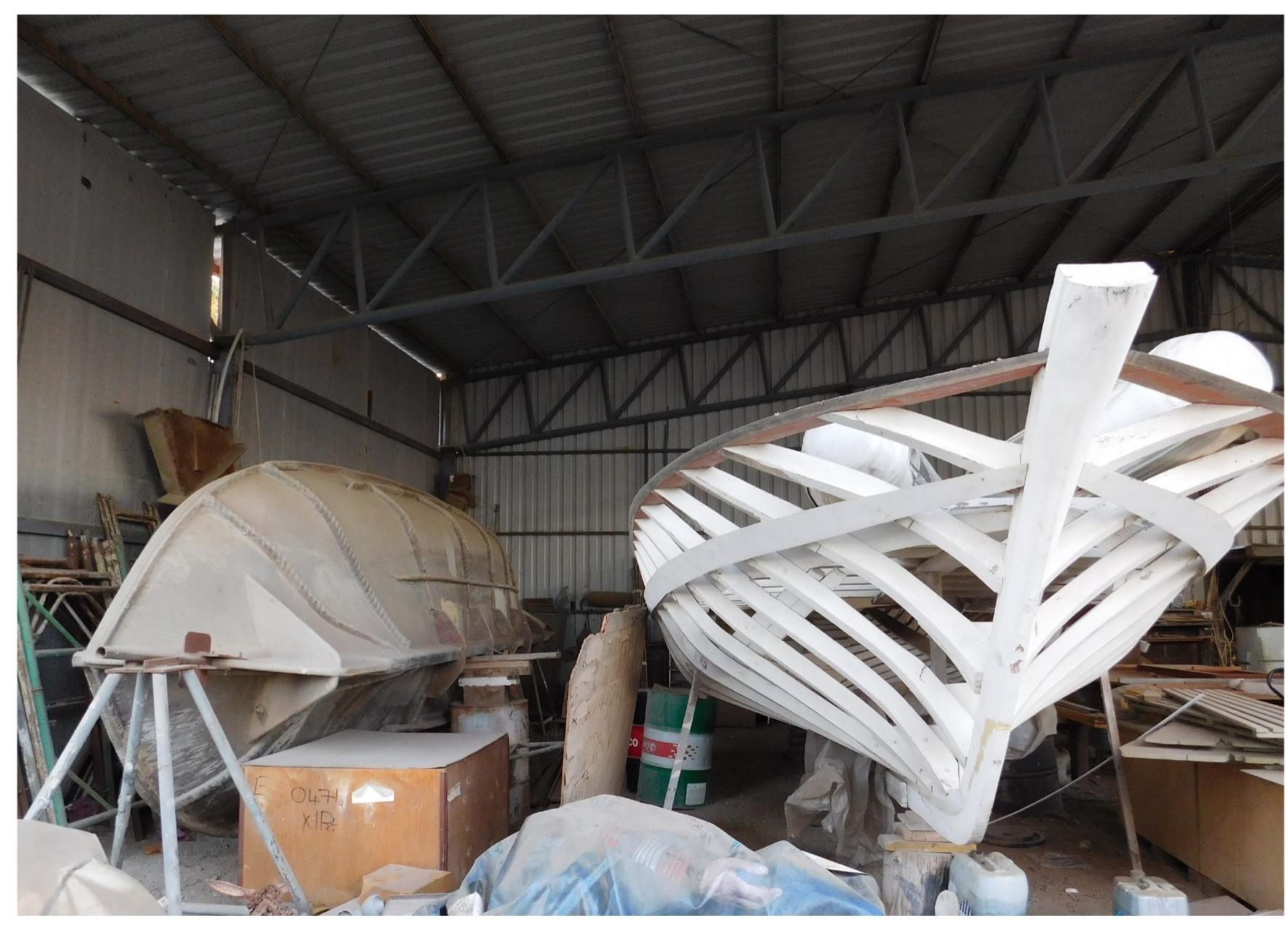 Etk. 4. =UALVOG OKEAETOG TpEXaVTNPLOU (SEELd) Kal TEXAVTNpL arto fiberglass (apLoTEpa), KATAGKEVAGHEVO aTIO TOV HAOTPE
Tpnyopn Avyovuoth. Any: Zuyypagéas.
 Etk. 3. Ot MrtiAAndec, ot Mopdpnses kat ot Avyouotnsec. Anyn: Zuyypayéeas.
