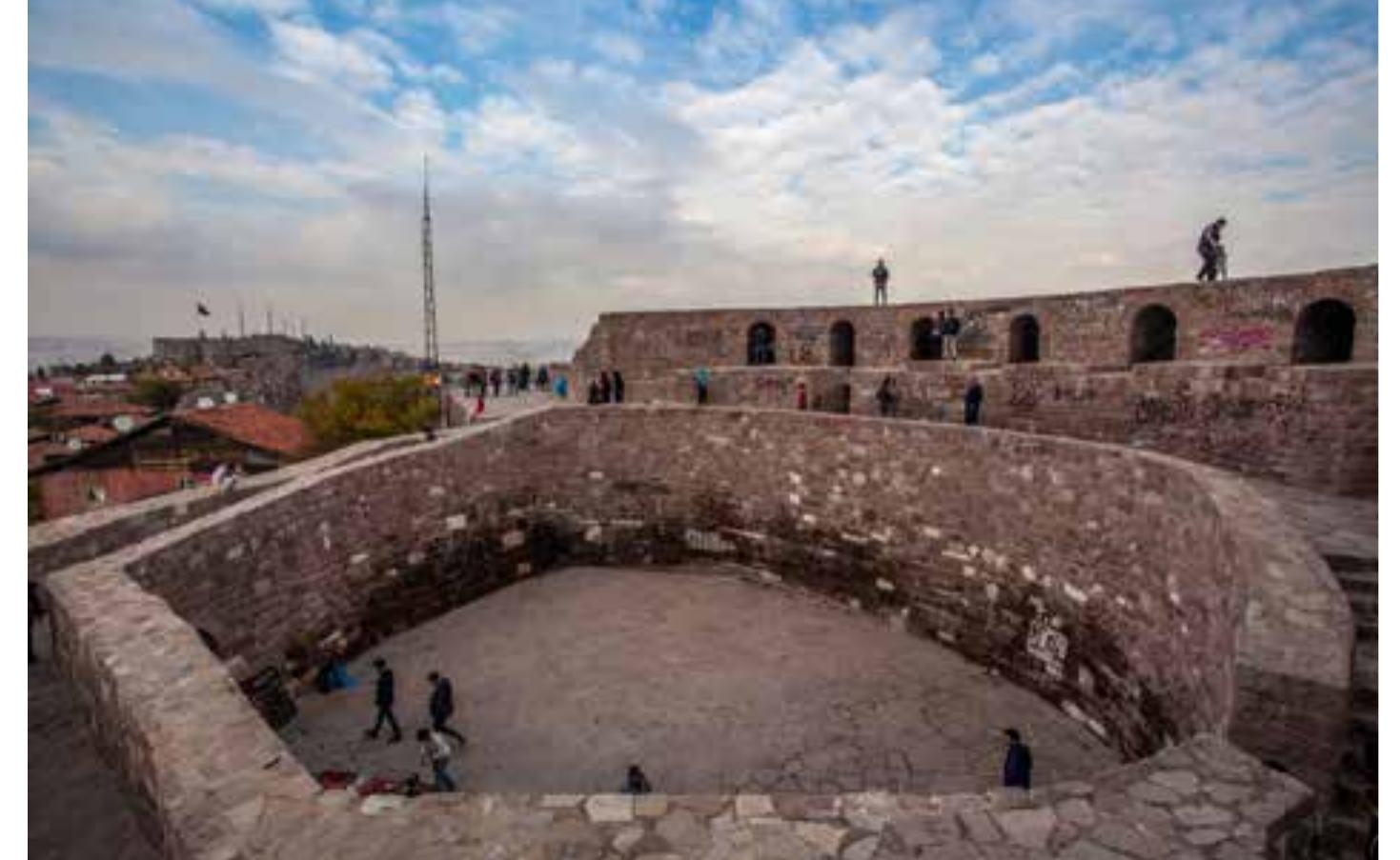 The main square inside the Citadel structure.  wall and a series of defensive and sighting towers that entirely surround the structure. It is equally fa- scinating pointing out how the fortress declares its own past through the presence of inscriptions and spolia (Romeo, Rudiero 2014). The structure is in- deed distinguished by the presence of a great quan- tity of counting material in the defensive stonework and of inscriptions reporting the restoration date of the Seljuk period. Even more, captivating within the analysis of the building are the numerous exam- ples of reuse of classical elements. Very widespread across Asia Minor and not only, but this practice is also particularly relevant for the specific case of Ankara and constitutes a precise feature of the cast- le, which strengthens the link with the past and the urban heritage. Also, thanks to the contribution of the archaeological missions that took place on the territory in recent years, the city of Ankara is home to aremarkable heritage of the classical era and pre-  