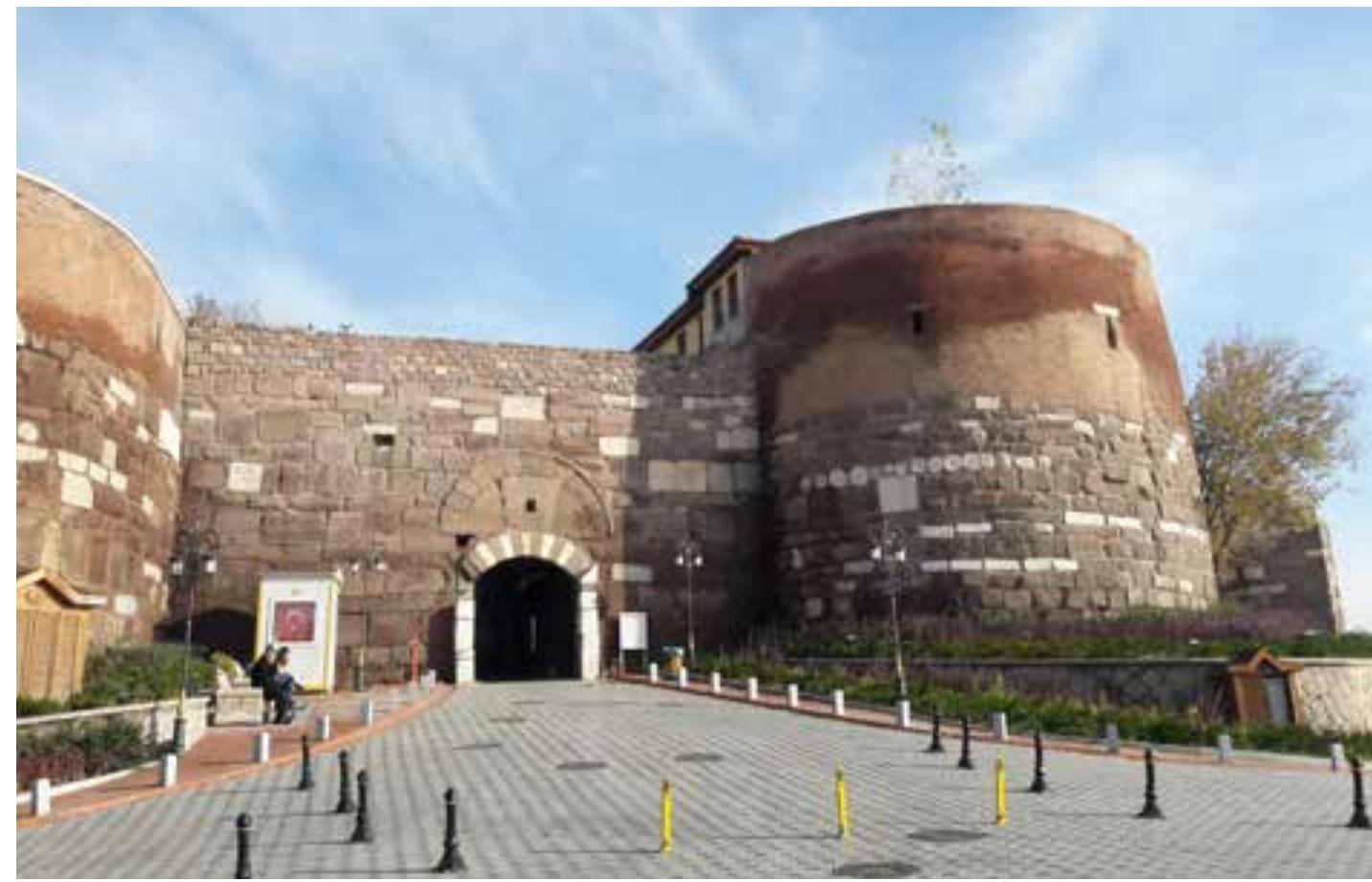 Main Gate with evident signs of re- costruction.  Therefore, besides the architectural, defensive and volumetric characteristics of the Citadel, it is possible to identify a narration of the city’s past in 