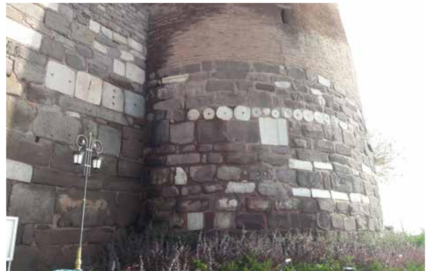 In this and in the following page. Reuses of roman spolia as new bri- cks of costruction.  Reuses of roman spolia as new bri- cks of costruction.  tral to the touristic routes of the city, as of today the visit to the asset are merely functional to the panoramic view of the urban centre, thus disregar- ding any understanding of the fortress architecture (Serin 2005). As further confirmation of the inade- quacy of the communication system of the asset’s value, no promotional tool is available in the area (e.g. visiting tours, information boards, points of interest, etc.) and that the fruition of the fortress is accessible without meeting any instrument for the comprehension and a more in-depth analysis of the building. Moreover, the area included in the Cita- del has been subject, over the years, to a number of transformation interventions aimed at bringing the existent buildings (that until few years ago lied in a state of ruins) back to the historic confirmation da- ting to the first half of the 20th century, by restoring or reconstructing building systems or volumetrics destructed by subsequent modifications. Such a  