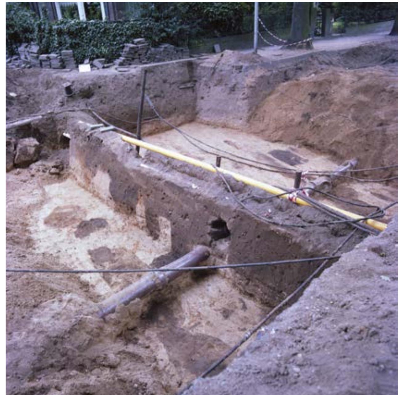 Fig. 12 Nijmegen. Amphitheatre: Southern arena entrance with in front two eastern post alignments from the north-east (i.e. from the arena) (photo: S. Kuppens, ROB). 