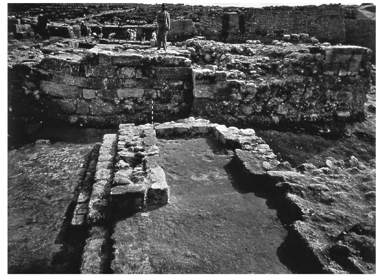 rising higher than the attached wall which was added in a second, technical stage of
the construction process.
