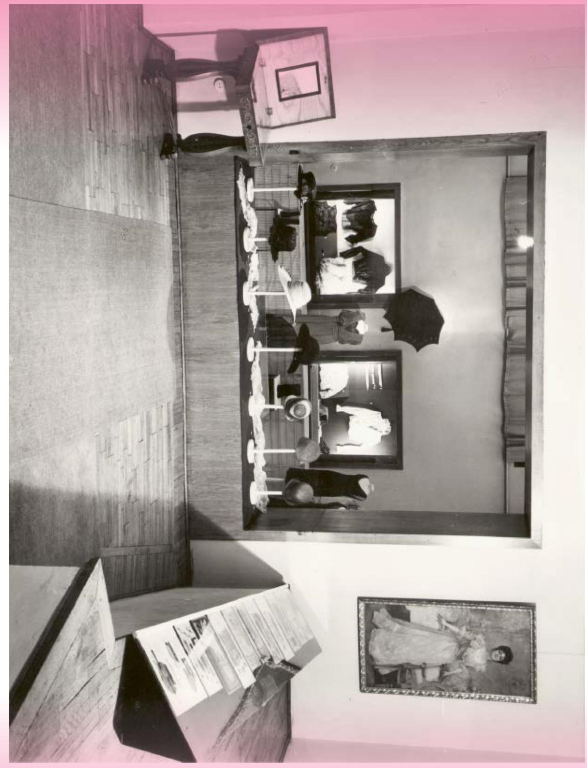 SI. 1.—Izlozba Zenska moda od sredine XIX do tridesetih godina XX veka, Muzej primenjene umetnosti, Beograd, 1966-1967. (Muzej primenjene umetnosti, Beograd, fotografija Radomir Zivkovic) / Fig. 1— Exhibition Women’s fashion from the mid-1gth century until the 1930s, Museum of Applied Art, Belgrade, 1966-1967. (Museum of Applied Art, Belgrade, photo by Radomir Zivkovic¢) 