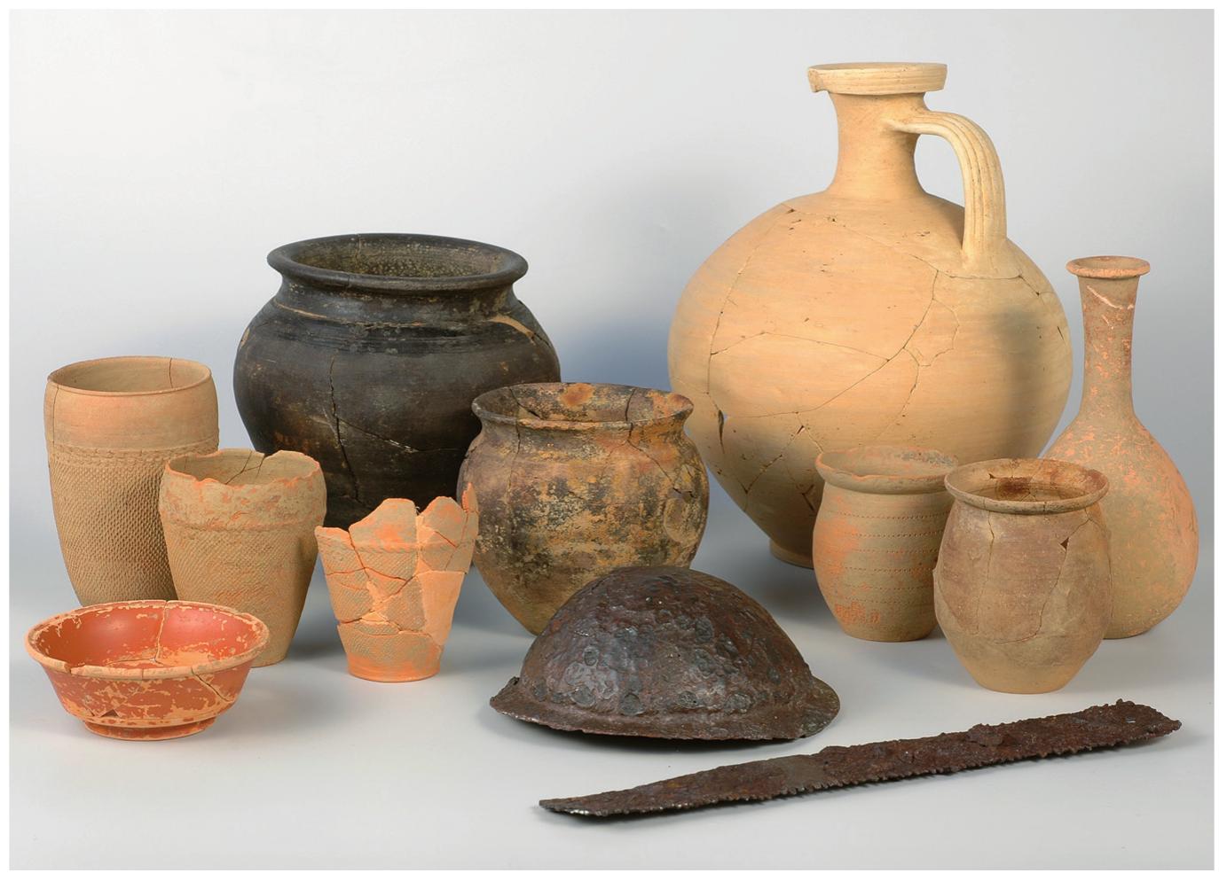 context. The first is of the elongated type found on Republican shields (fig. 33.1) ind was recovered from a large timber-lined pit within the Augustan military yase. The pit had two distinct fillings, the lower one containing Augustan and  he upper one containing Flavian finds.'*° As the wmbo came from the Augustan illing, it must have been deposited in or shortly after 19 BC, which is at the very ond of the use life of this type of umbo. The shield boss was found along with  1 piece of edge binding (see below), which presumably belonged to the same shield. This shield was probably curved and of trapezoidal form.  