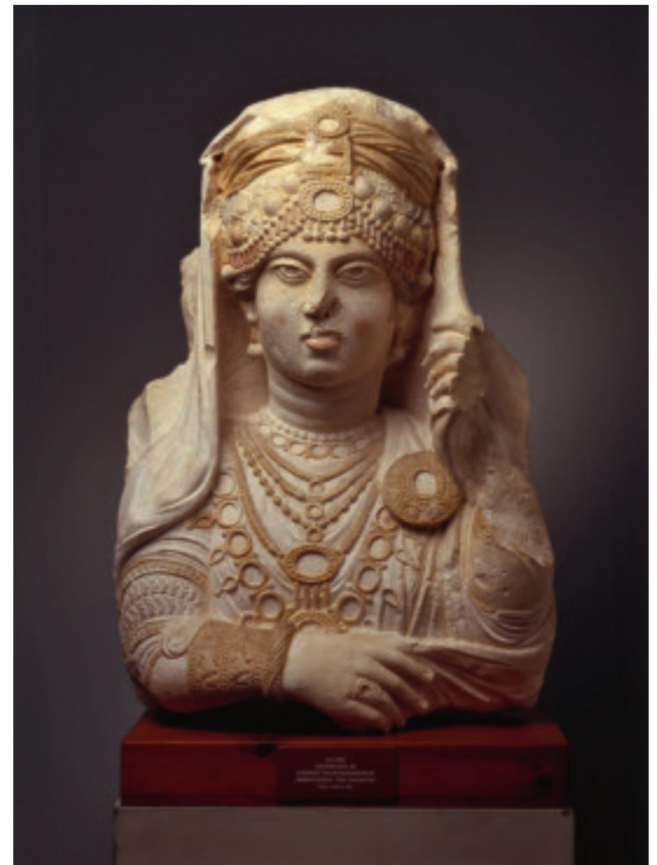 Fig. 10. Female funerary relief portrait. From the Qasr Abjad tomb, Palmyra. Limestone. C. 200 BCE, H: 55 cm.  Toone leerevrene Kies [wl claaece (ClawmdxEsl-« Sew wen FRE 