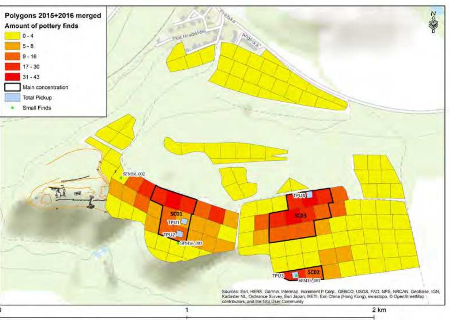 Pl. 1/5. Merged polygons of the survey and resurvey of 2015+2016 with the final amount of pottery finds. Three clearly delimited scatters were identified; the area of higher pottery concentrati- ons is marked by the black perimeter line as well as the position of each total pickups within the individual scatters and the small finds (all stones). 
