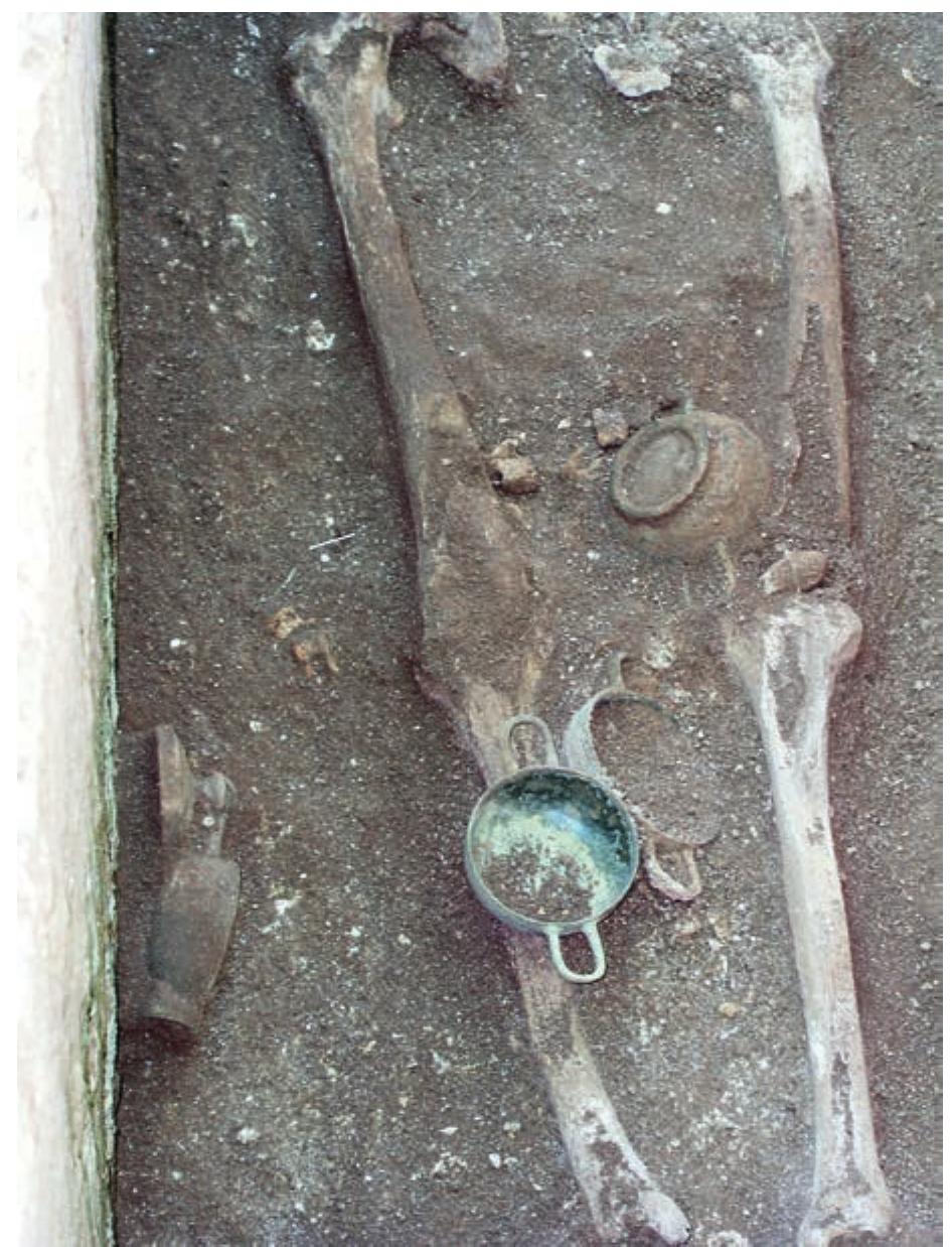 Figure 2: Adult burial with vases on each of the deceased’s knees. Argos, Southwest cemetery. Photograph Ephorate of Antiquities of Argolid 