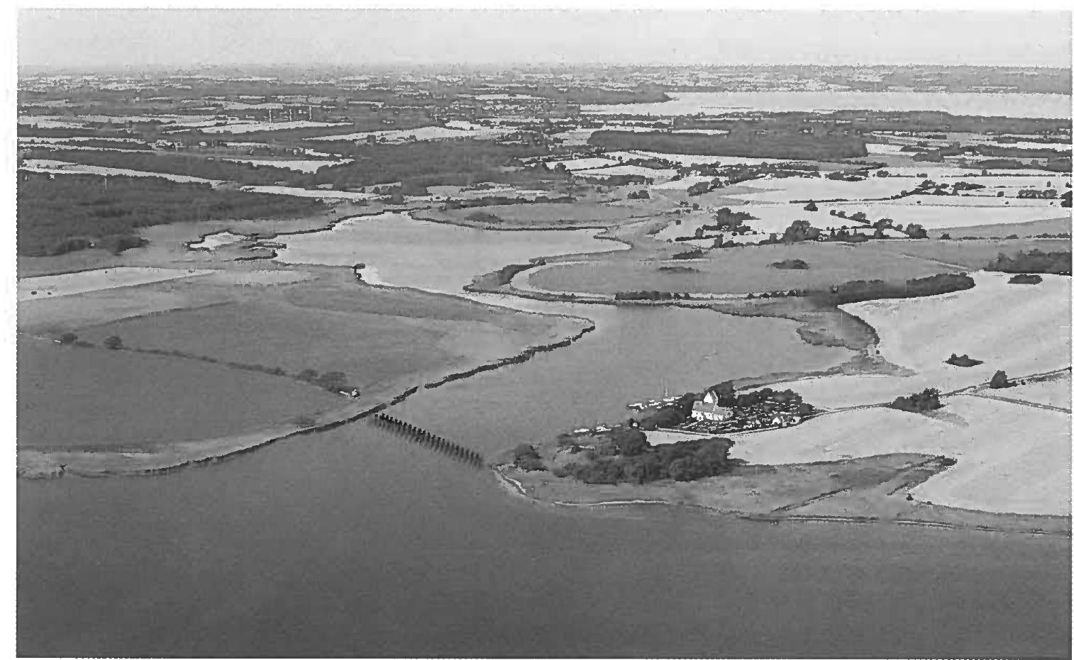 just been carried out at the request of Lund Ras- mussen by Niels Bonde, since Rasmussen was sut- prised at the very early Carbon 14 dating. This analysis dates the outermost growth rings to c. 317 AD (Bonde 2001; Daly in this volume). There is no sapwood in the samples, but Aoife Daly assumes that one only has to add sapwood to the growth-ring curve, so the barrage may have been constructed around or just after 337 AD. The barrage was thus probably constructed before the middle of the fourth century AD and thus a few  decades before the building of the Nakkebglle, Margrethes Bro and # Lei barrages.  