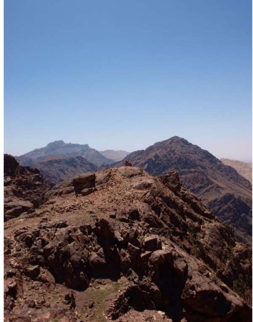 Figure 2: Small hilltop sanctuary at ad-Dahune Slaysil overlooking the descent towards Seir
al-Begh’er and the Wadi Arabah. Photo: W. M. Kennedy.
