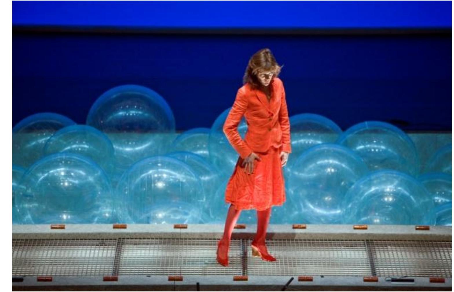 Figure 12 - Cristina Zavalloni as Dante in La Commedia by Louis Andriessen and Hal Hartley. Photo © Hans van den Bogaard 