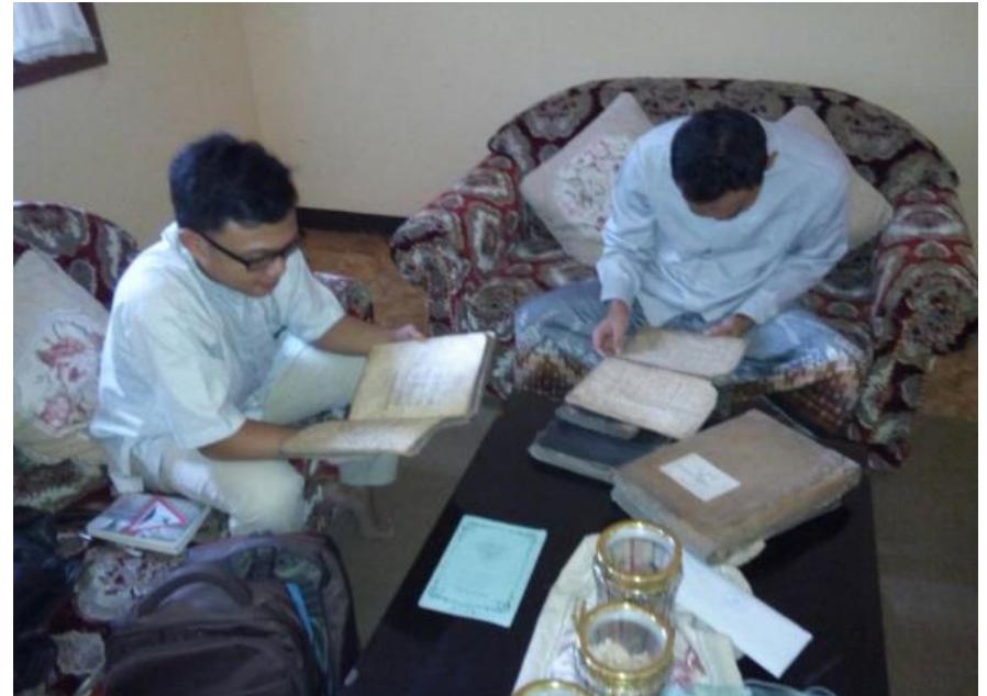 a a ee eae ee eee  Ketika ditanya tentang karya tulis yang dihasilkan di Pesantren Al-Halim, Kiai Ali Muhyidin, pimpinan pondok pesantren Al-Halim, Garut, dengan rendah hati menyatakan bahwa dirinya tidak membuat karya ilmiah seperti kitab-kitab yang dihasilkan dari Tebu Ireng di Jawa Timur atau oleh Ajengan-ajengan dari Cianjur dan Ajengan Ahmad Makki dari Sukabumi. Apa yang disimpan di pesantrennya disebut sebagai ‘sesemplékan’ (serpihan) peninggalan almarhum ayah- nya, Kiai Muhyidin. Salah satu karya yang diproduksi oleh Pesan- tren Al Halim antara lain berupa nadom yang berisi tentang akhlak, merupakan saduran dari sebagian kecil kitab [hya ‘uliim al-Din karya Imam al-Ghazali.  Sebagaimana dikemukakan sebelumnya, kitab ini digubah oleh Syekh Muhyidin bin Mahfud al-Limbangani (1903-1980), ayah Kiai 