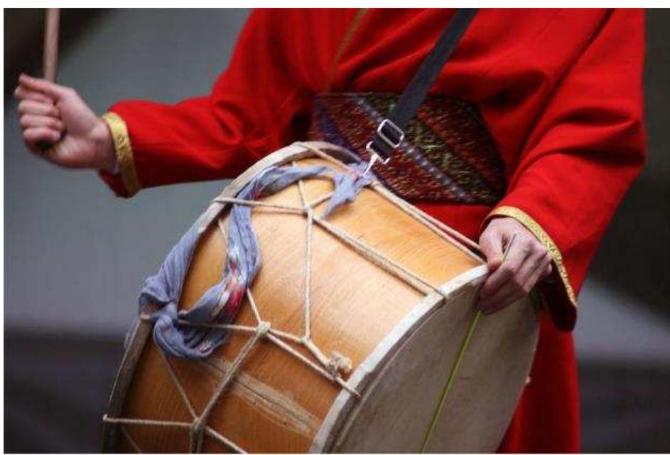 Figure 10 | A Mehter war drum, similar to the one sent to Os- man from the Seljuk Sultan. Quinn Dombrowski/CC-BY-SA-2.0  Osman's latest victory was his greatest up to that date. Seljuk Sultan Alaeddin Kayqubad III expressed his deep appreciation for Osman's accomplishments in the name of the Seljuks and Islam, giving him the title  of Hadrat 'Uthman ghazi marzuban 'Ali Jah ‘Uthman Shah (the honourable conqueror and border guardian Osman Shah).%2! The Sultan also bestowed upon Os- man the governance of all the land he did conquered as well as the towns of Eskisehir and /ndnU. Moreover, The Seljuk Sultan issued a decree exempting Osman from all types of taxes. Osman also recived several gifts from the Sultan reflecting the new high stature to the Seljuk court. These gifts included: a golden war banner, a Mehter (war drum), a Tug (a pole with circu- larly arranged horse tail hairs), a tassel, a gilded sword, a loose saddle, and one hundred thou-  sand dirhams.2°!34l The decree also included the recognition of Osman's right to be mentioned in the Friday khutbah in all areas subject to him, and was per- mitted to mint coins in his name.35! Thus, Osman be- came a Sultan, but lacking only the title, 3° 