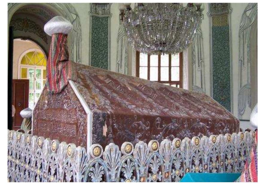 Figure 18 | Osman's tomb. Darwinek/CC-BY-SA-3.0 GFDL  with his elder half-brother Alaeddin, who was more passive and pious than Orhan.!©! As for the exact cause of Osman's death, it is well-known that he suf- fered from gout for several years, which seemingly caused his eventual death. This is confirmed by  what Asikpasazade mentioned in Tevarih-i Al-i Os- man when he talked about the late period of Osman's life, saying: “Osman had a bad foot from which he ex- perienced severe pain”. It is noted that Asik- pasazade used a similar expression when he talked about the death of Sultan Mehmed the Conqueror: “The cause of his death was the issue in his feet”. It is now known that gout is a genetic disease in the Otto- man dynasty, and many sultans suffered from it.!77!  